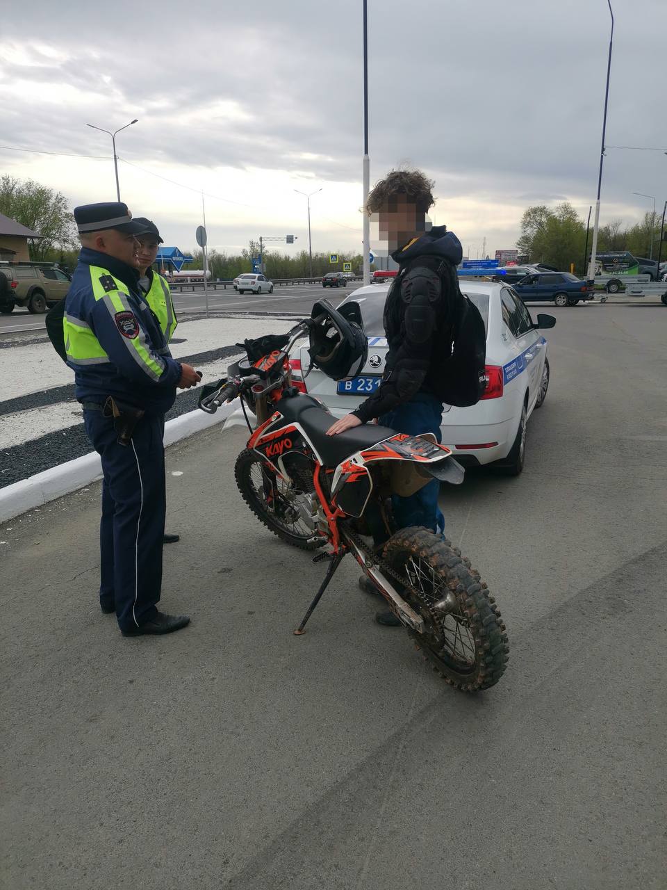 ГИБДД в Оренбурге ежедневно проводит рейды по выявлению несовершеннолетних мотоциклистов #Про_Общество Сотрудники ГИБДД с целью профилактики каждый день проводят рейды по выявлению несовершеннолетних мотоциклистов. Так, за прошедшую неделю правоохранители проверили более 30 единиц мототехники и выявили 7 нарушений ПДД. Об этом сообщили в пресс-службе регионального УМВД. Самым распространенным нарушением явилось управление несовершеннолетними мототранспортом без водительского удостоверения. Всего было выявлено три таких нарушения. В ведомстве в очередной раз напоминают, что садиться за руль мопедов можно только по достижении 16 лет, имея при этом водительское удостоверение. За несоблюдение правила предусмотрен штраф в размере от 5 до 15 тысяч рублей. Кроме того, родители несовершеннолетнего могут быть оштрафованы на 30 тысяч рублей. Фото: региональное УМВД