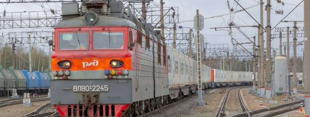 Погрузка на сети РЖД в Нижегородской области составила почти 4,4 млн тонн в январе-апреле 2025 года. Это на 5,9% больше, чем за аналогичный период прошлого года. За 4 месяца на железнодорожных станциях региона в том числе погружено: нефти и нефтепродуктов – 2,77 млн тонн +27,7% к январю-апрелю 2024 года ; черных металлов – 561,8 тыс. тонн -16,8% ; лесных грузов – 212,7 тыс. тонн +50,6% и т.д. В январе-апреле в границах ГЖД во всех видах сообщения перевезено более 65 тыс. груженых и порожних контейнеров ДФЭ. Это на 9,9% больше, чем за аналогичный период прошлого года.