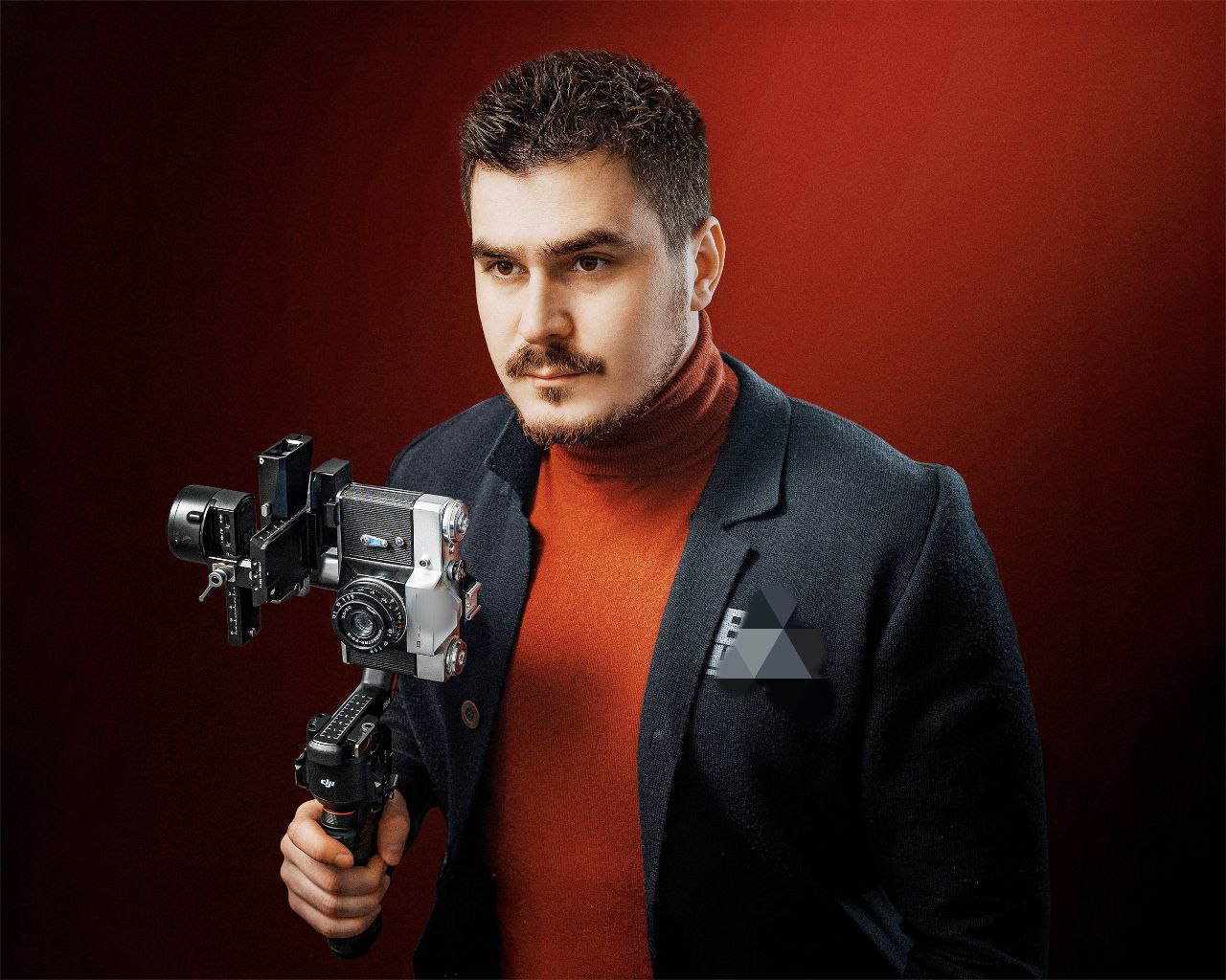 Соцконтракт помог жителю Предгорья реализовать бизнес фотопроект Юрий Фицковский из села Винсады с помощью средств соцконтракта реализует авторский проект в фотоделе Юрий в статусе самозанятого специализируется на изготовлении фотовидеоконтента для выпускников школ детсадов Социальный контракт помог приобрести все необходимое для развития в первую очередь профессиональную камеру вспышку объектив реквизиты для студийной и выездной съемки Также Юрий оформил сайт где потенциальные клиенты могут ознакомиться с примерами работ Соцконтракт помог мне сделать важный шаг я оформил самозанятость запустил фотопроект приобрел технику Каждая сделка прозрачна все это способствует большему доверию клиентов Благодаря этому материальное положение стало улучшаться рассказал Юрий Такая мера господдержки как соцконтракт оказывается в рамках регионального проекта Многодетная семья национального проекта Семья Сумма зависит от направления и может составить до 350 тыс рублей В Предгорном округе заключено уже более 150 социальных контрактов Всего в Ставропольском крае планируется заключение порядка 4 5 тыс соцконтрактов