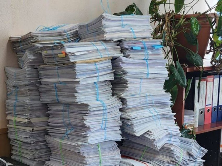 Образовательные учреждения Забайкалья участвуют в нацпроекте Экологическое благополучие 28 общеобразовательных учреждений Забайкальского края принимают участие в акции по сбору макулатуры под названием БумБатл которая проходит в рамках национального проекта Экологическое благополучие К инициативе также присоединились дошкольные образовательные организации колледжи и техникумы региона В этом году мы решили привлечь не только Читу и Читинский округ но и все образовательные учреждения края С большим энтузиазмом откликнулись десять районов края Объемы макулатуры собрали не маленькие и это тоже радует Единственный минус нашего края это большая удаленность городов и сельских поселений от Читы что затрудняет организационный процесс с транспортированием макулатуры Для сбора в Чите откликнулась организация ООО Автолидер а в районах пришли на помощь лесники КГСАУ Забайкаллесхоз за что им огромное спасибо рассказала заместитель директора Экоцентра Алевтина Шумилко В 2025 году проходит уже 6 й сезон Всероссийской акции по сбору макулатуры БумБатл В Забайкальском крае проект начался с 1 сентября и продлится до марта 2026 года Вывоз макулатуры с районов запланирован на 5 14 ноября с дальнейшим транспортированием до мусоросортировочного завода в Сухой Пади Подписывайтесь TG VK MAX