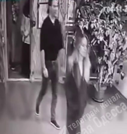 По дороге в Херсон Анджелина Джоли заехала в николаевский ТЦК потому что ее охранника бусифицировали сообщают одесские паблики Сотрудники ТЦК заявили что у мужчины есть проблемы с документами Важный человек которым хотел прикрыться охранник не смутил военных и мужчину забрали в военкомат Туда же поехала и Джоли чтобы лично попросить его отпустить Подписаться Читать эксклюзив