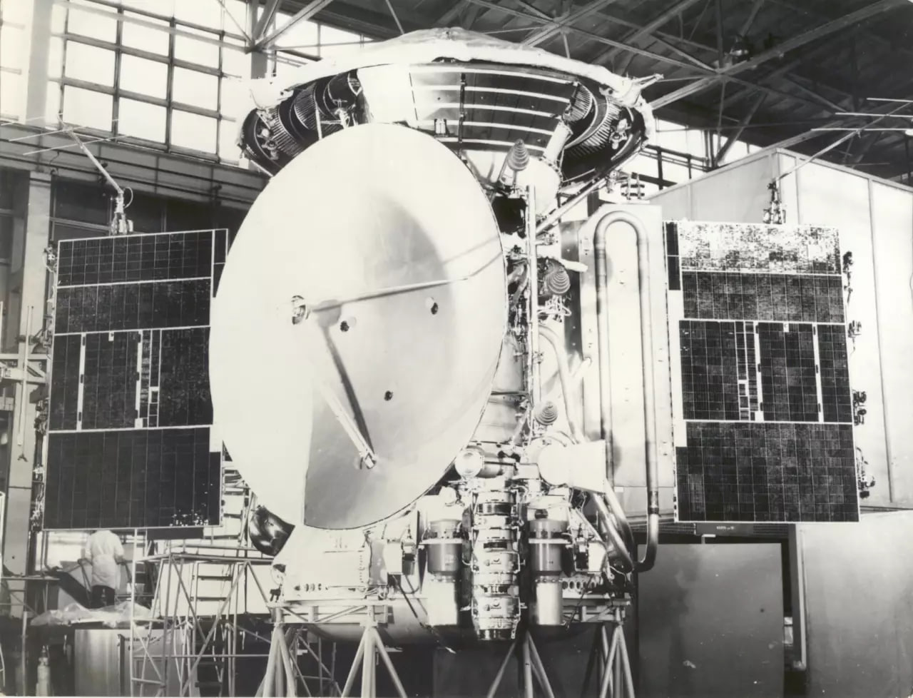 дата 27 ноября 1971 года поверхности Марса достиг первый в истории искусственный космический объект Это был спускаемый аппарат с советской автоматической межпланетной станции АМС Марс 2 И хотя аппарат разбился при приземлении он стал первым спускаемым аппаратом в истории который достиг поверхности красной планеты uniformuseum