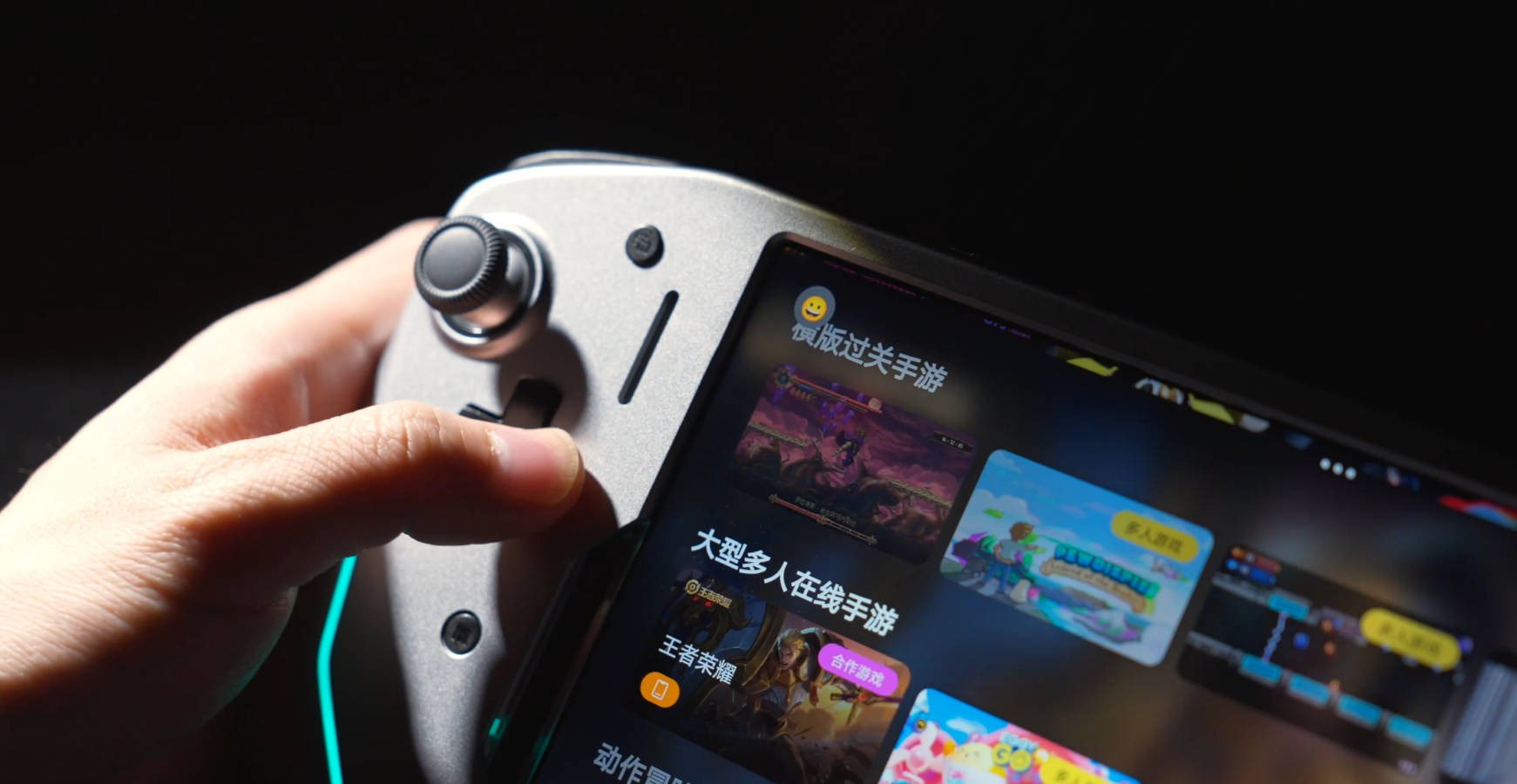 Lenovo открыла предзаказ на игровой планшет Legion Y700 2026 и чехол Legion Controller G9 Компания Lenovo представила игровой планшет Legion Y700 2026 , получивший процессор Qualcomm Snapdragon 8 Elite и 12/16 ГБ оперативной памяти, а также чехол Legion Controller G9, превращающий данное устройство в портативную консоль. В Китае уже можно предзаказать эти вещи, а старт продаж запланирован на 20 мая.