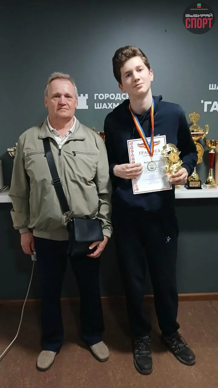 Шахматисты Запорожской области приняли участие в Первенстве г Ростов на Дону 2026 С 31 марта по 4 апреля спортсмены Запорожской области приняли участие в Первенстве г Ростов на Дону 2026 по шахматам в 4 х возрастных группах Призёры Первенства Милько Кирилл занял 1 место Пузанова Полина заняла 1 место Малейчик Таисия заняла 3 место Результаты Первенства по рапиду среди юниоров Милько Кирилл занял 1 место Малейчик Таисия заняла 2 место Пузанова Полина заняла 3 место Результаты Первенства среди юниоров и детей по блицу Милько Кирилл занял 1 место Малейчик Таисия заняла 2 место Пузанова Полина заняла 3 место Поздравляем наших спортсменов Желаем дальнейших успехов Выбирайспорт185 сила в единстве сила в спорте Вперед Запорожская область МАХ ВК Одноклассники Сайт Чат бот Минспорта ЗО