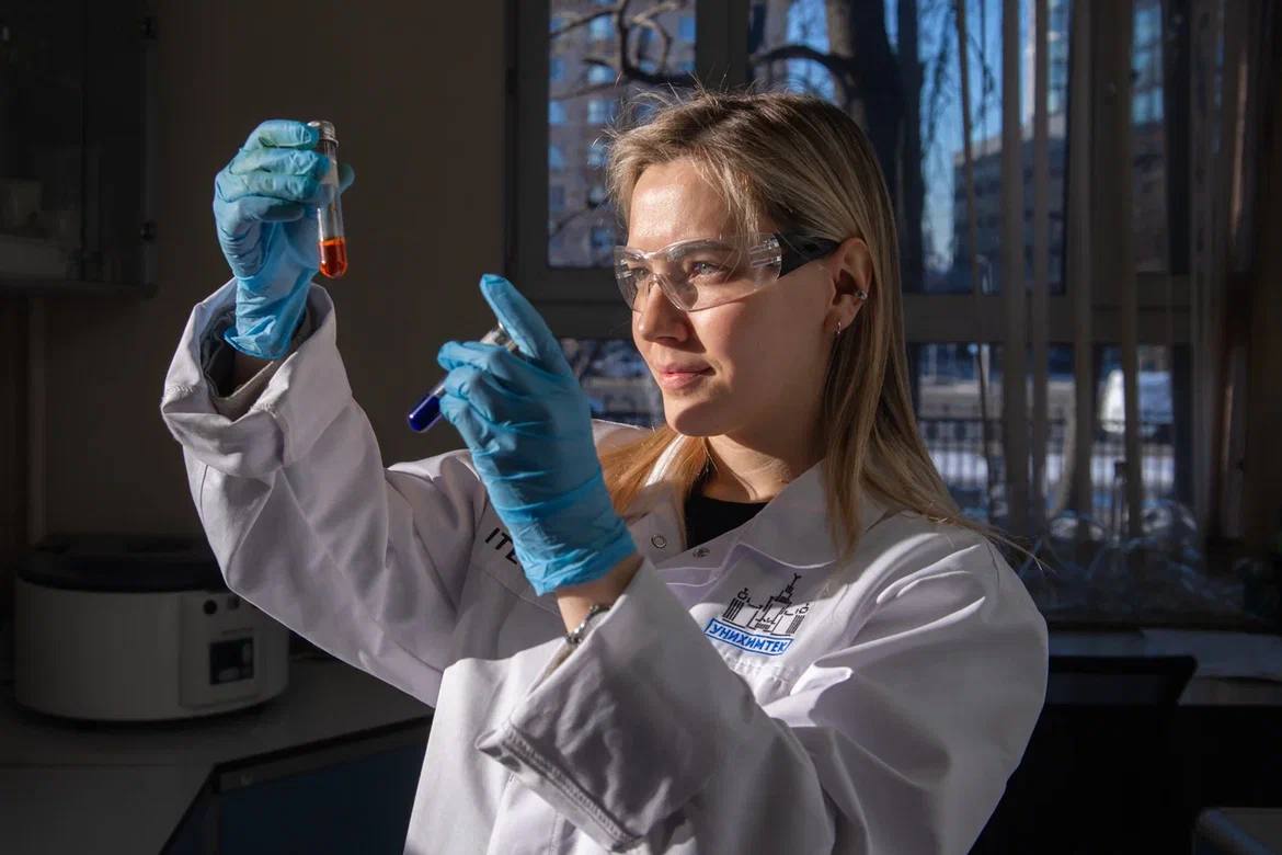 Дмитрий Чернышенко и Валерий Фальков поздравили аспирантов с профессиональным праздником День аспиранта отмечается в России 21 января  Дмитрий Чернышенко отметил что сегодняшние аспиранты это будущее нашей науки и технологий те люди которым предстоит продолжить важную работу для обеспечения технологического лидерства нашей страны За последние годы количество обучающихся по этим программам выросло с 84 3 тыс до почти 126 тыс В рамках прямой линии Президент Владимир Путин сказал что настоящий ученый человек увлеченный своей работой Желаю всем аспирантам сохранять живой интерес к открытиям и получению знаний продолжать развитие в сфере исследований и разработок и конечно успешно защитить диссертации поздравил Дмитрий Чернышенко По словам вице премьера в 2025 26 учебном году наиболее популярными стали следующие научные специальности системный анализ управление и обработка информации статистика региональная и отраслевая экономика методология и технология профессионального образования автоматизация и управление технологическими процессами и производствами общая педагогика история педагогики и образования Вовлечению молодежи в науку способствуют объявленное Президентом Десятилетие науки и технологий и меры нацпроекта Молодежь и дети В их числе развитие образовательной инфраструктуры программы научного волонтерства олимпиады и конкурсы форумы и многое другое добавил Дмитрий Чернышенко Количество бюджетных мест в аспирантуре поступательно увеличивается Так на 2026 27 учебный год научным организациям и университетам выделено порядка 18 2 тыс мест в 2025 году эта цифра составила 17 8 тыс сообщил Валерий Фальков  Одним из шагов по совершенствованию аспирантуры стал запуск пилотного проекта по производственной аспирантуре реализуемого Минобрнауки совместно с ГК Ростех В новой модели системы высшего образования аспирантура станет самостоятельным уровнем профессионального образования и основным видом деятельности аспиранта будет именно проведение научных исследований Целью всех изменений является совершенствование аспирантуры как одного из главных элементов развития отечественной науки от которой напрямую зависит безопасность и процветание нашей страны Уважаемые аспиранты Желаю вам смелости в постановке амбициозных задач уверенности в своих силах научных побед и заслуженного признания отметил министр Подписаться на Правительство России в MAX