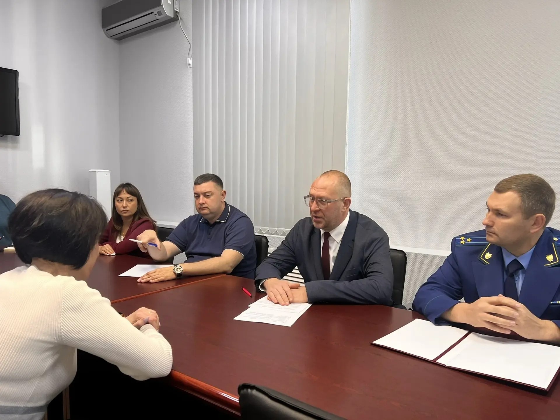 Провел прием участников специальной военной операции и их семей Вместе со мной прием провели депутат Саратовской областной Думы Евгений Ковалев прокурор района Илья Апарин член Общественной палаты Саратовской области Татьяна Топилина исполнительный секретарь местного отделения партии Единой России Диана Дроздова Жительница обратилась по вопросу переселения из аварийного жилищного фонда и иным вопросам Вместе с коллегами предоставили подробные разъяснения все вопросы взяты на контроль По поручению губернатора Саратовской области Романа Бусаргина приемы участников СВО и их семей провожу каждую первую субботу месяца