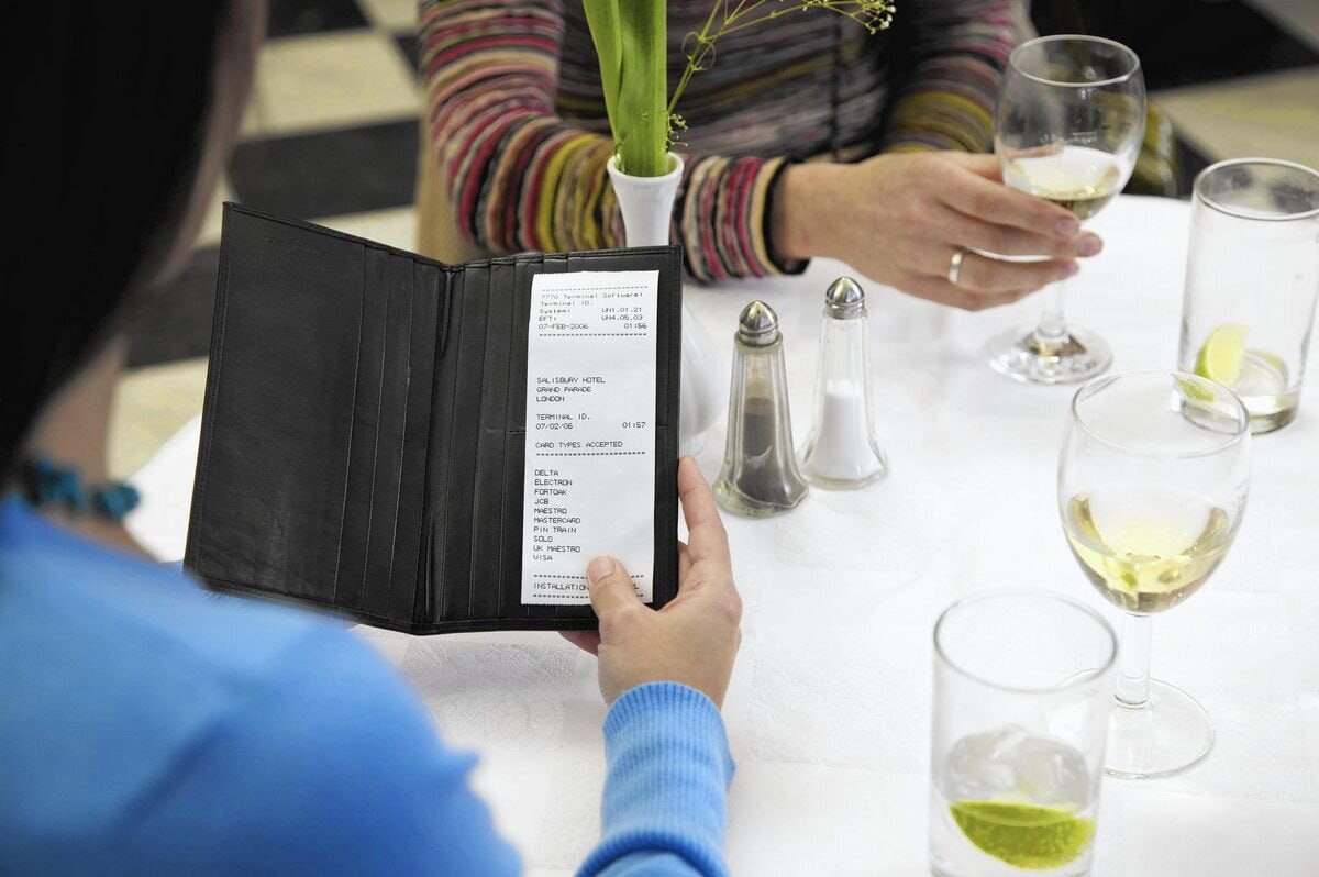 Декабрь считающийся одним из наиболее доходных для рестораторов месяцев в этом году оказался не таким прибыльным В декабре число чеков в ресторанах и барах по всей России за год сократилось на 5 в Москве на 9 Средний чек вырос на 13 до 3 1 тыс и 4 5 тыс руб соответственно Эксперты связывают это с отсутствием у людей новогоднего настроения и общей тенденцией к осознанным тратам и экономии В то же время популярность фастфуда выросла количество чеков в точках быстрого питания увеличилось на 8 по России и на 6 в Москве а средний чек составил около 550 600 руб Экономить стал и бизнес спрос на новогодние корпоративы упал примерно на 30 компании чаще предпочитают дарить сотрудникам подарки или организовывать небольшие дневные встречи Операторы общепита надеются компенсировать потери в январе jkinvest news jkinvest