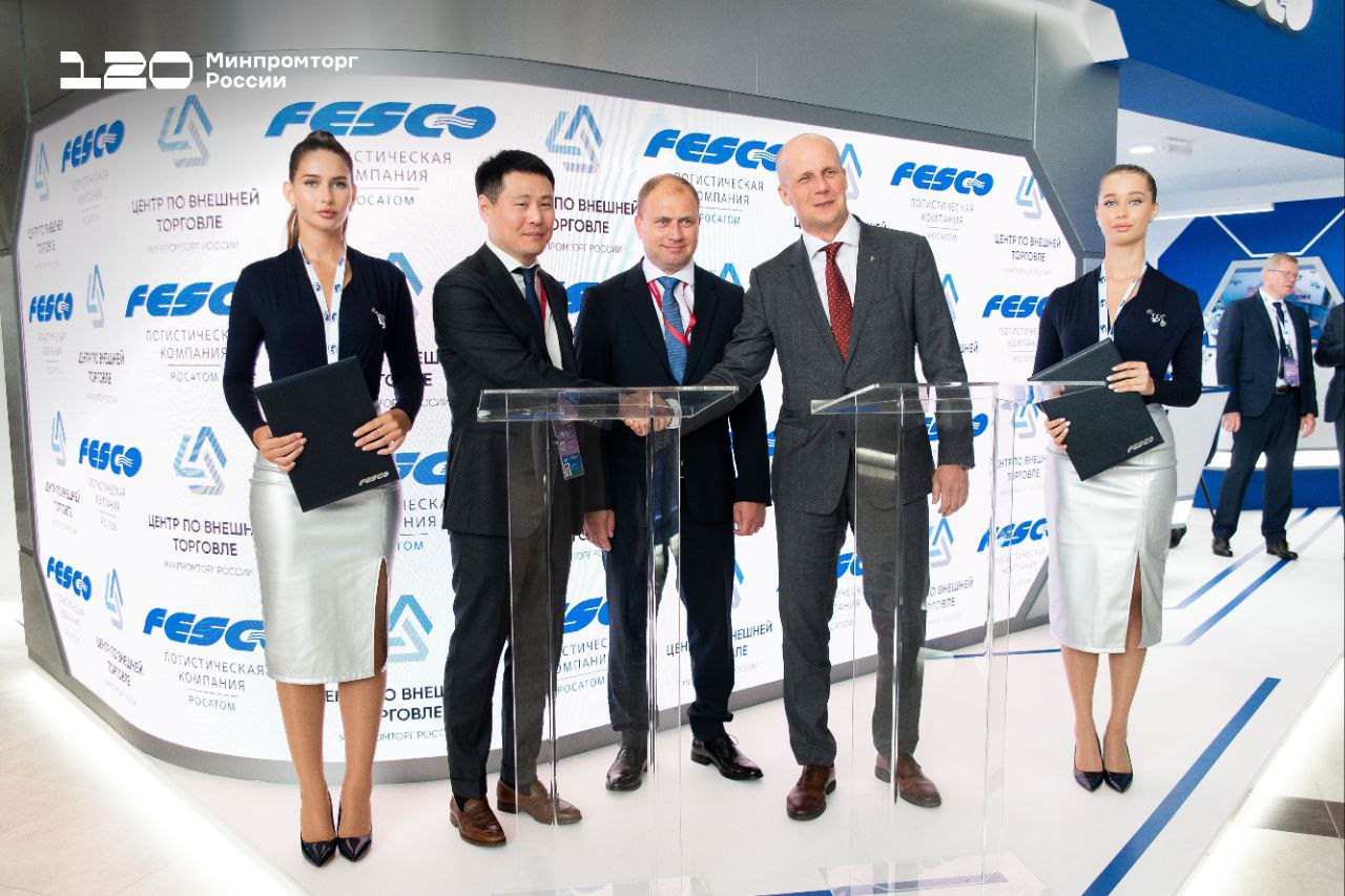 Центр по внешней торговле и FESCO будут вместе помогать российскому бизнесу В рамках соглашения подписанного на ВЭФ в присутствии статс секретаря замглавы Минпромторга России Романа Чекушова компании договорились проводить консультации по контейнерным перевозкам по ключевым маршрутам FESCO помогать экспортёрам при выходе на внешние рынки и построении устойчивых цепочек оптимизировать ВЭД операции Между Центром по внешней торговле и FESCO налажен эффективный информационный обмен позволяющий осуществлять мониторинг состояния логистического рынка Это даёт возможность формировать предложения по мерам которые будут способствовать оптимизации логистики и принесут пользу производственным и торговым предприятиям России Подписание соглашения в рамках Восточного экономического форума является еще одним важным шагом для интенсификации этой работы отметил Роман Чекушов логистика ВЭД экспорт