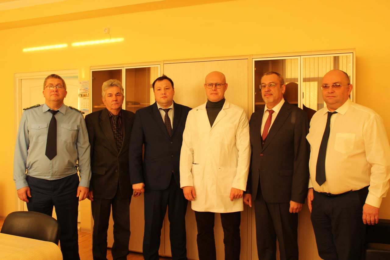 Главврача больницы поменяли в городе где живет мама Дениса Паслера Им стал 46 летний акушер гинеколог из Оренбурга Алексей Путинцев Его представил первый замминистра здравоохранения Свердловской области Игорь Пушкарев сообщили в прес службе медорганизации Мы будем помогать но мы будем и спрашивать Мнение губернатора и мнение министра здравоохранения едины больница должна зарабатывать и тратить средства на развитие и внедрение новых технологий Главному врачу и всем вам предстоит хорошо поработать сказал на встрече с коллективом Пушкарев Североуральск родной город Дениса Паслера В мае к его визиту в город отремонтировали автодорогу по улице где живет его 71 летняя мама Этим летом в отставку отправили главу Североуральска Светлану Миронову Ее увольнению предшествовала крайне негативная реакция врио губернатора Дениса Паслера на бездействие по проблеме водоснабжения в городе Фото пресс служба Североуральской городской больницы Новости из Екатеринбурга