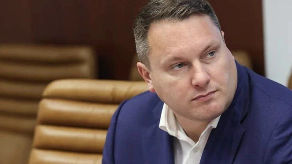 Бывшего владимирского прокурора Александра Попелюха обвиняют в мошенничестве Он работал в регионе с 2007 по 2011 года затем перевёлся в Генпрокуратуру а затем в Новосибирскую область В последние годы Попелюх был замдиректора Агентства по страхованию вкладов По версии следствия он был в составе ОПГ которая похитила 4 млрд рублей у новосибирского аквапарка Аквамир Всех членов группы задержали они признали вину Короче корона раздавила Подпишись Поделись новостями