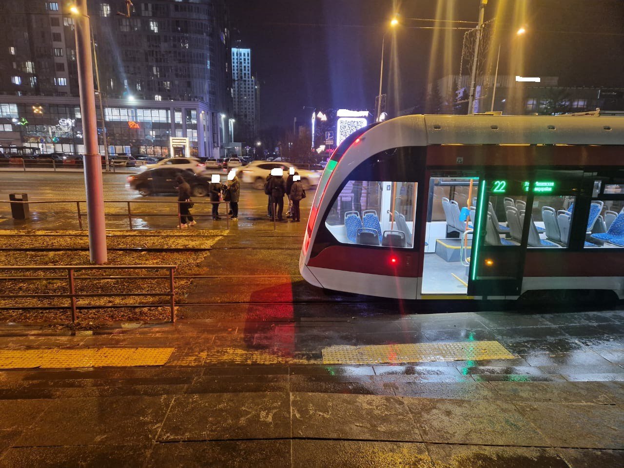 В ГУ МВД России по Самарской области прокомментировали смертельное ДТП с трамваем в Самаре Сообщается что вечером 17 ноября 2025 года около 19 20 на улице Ново Садовой возле остановки КРЦ Звезда водитель трамвая 22 совершил наезд на пешехода пересекавшего трамвайные пути Мужчина скончался на месте происшествия личность погибшего устанавливается Полиция проводит проверку обстоятельств инцидента ГУ МВД по Самарской области ГТРК Самара MAX lВК lОК lСАЙТ