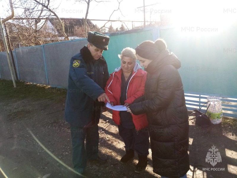 Напомнили о пожарной безопасности  Сотрудники 1 пожарно-спасательно отряда  провели обследование мест проживания с целью проверки отопительных приборов, газового оборудования в зимний период в Отрадненском районе.  МЧС России напоминает:   не оставляй включенные электроприборы без присмотра;    не используй неисправное электрооборудование;    не перегружай электросеть.  #МЧСКубань #Зима #безопасность #отопление          Подпишитесь еще на:   ВК   ОК   Дзен   Youtube   Rutube