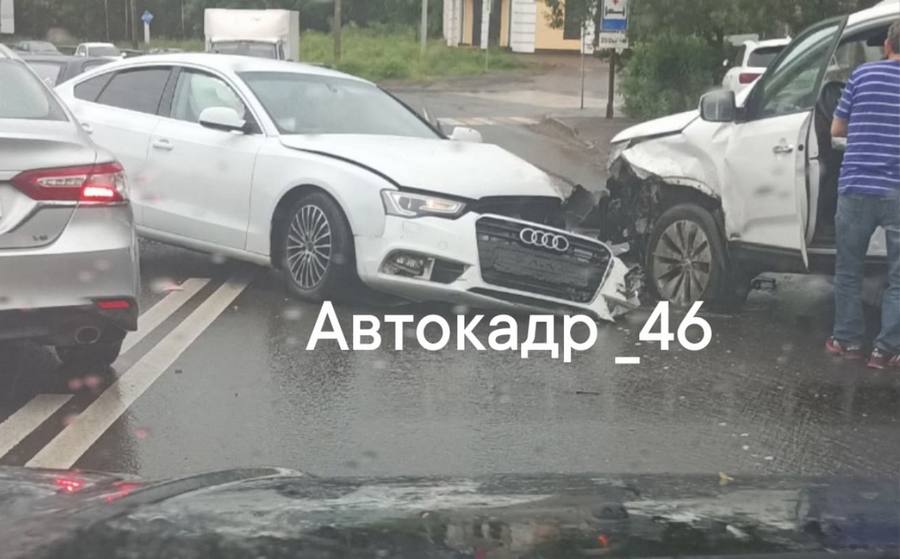 Авария в Курске парализовала движение на Запольной и Красном октябре.  На улице Красный октябрь столкнулись «Ауди А5» под управлением 44-летней женщины и «Киа Соренто», за рулем которой был 68-летний мужчина. Он получил травмы и был госпитализирован.  Машины перекрыли полосу, объезд по встречке. Из-за чего образовалась огромная пробка. Так что если планировали ехать в тот район, даже и не пытайтесь, ищите другие пути.  Фото Автокадр_46  ПОДПИСАТЬСЯ    ПРЕДЛОЖИТЬ НОВОСТЬ