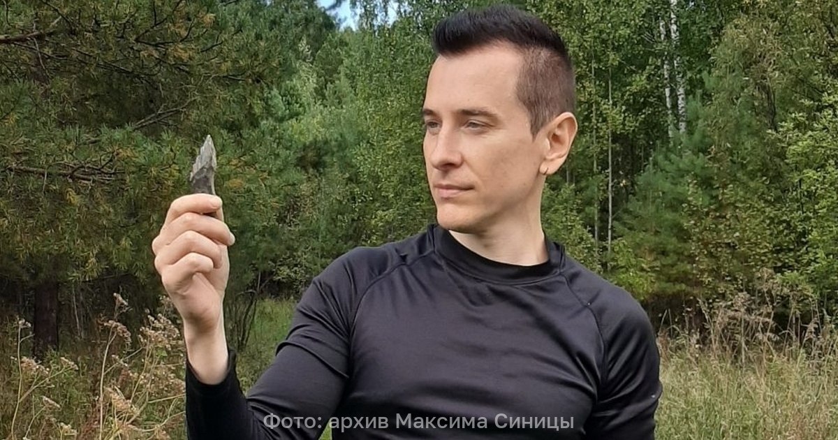 На Урале обнаружили зуб кита хищника жившего 37 млн лет назад На берегах реки Туры в Свердловской области палеонтологи нашли зуб древнего хищного кита жившего примерно 37 млн лет назад Уникальный образец обнаружил доцент кафедры биоразнообразия и биоэкологии Уральского федерального университета Максим Синица сообщили в пресс службе вуза Исследователь рассказал что когда то территория современной Свердловской области являлась северо западной оконечностью огромного внутриконтинентального моря Паратетис которое объединяло то что сейчас является Чёрным Азовским Каспийским и Аральским морями Даже для своего времени эти киты являлись сверххищниками длина тела взрослых самцов превышала 20 метров при весе в 15 16 тонн То что удалось обнаружить это лишь половина зуба высотой около 8 сантиметров По словам Максима Синицы судя по сколу зуб раскололся очень давно возможно миллионы лет назад Для дальнейшего изучения зуб планируют передать в Палеонтологический институт РАН в Москве