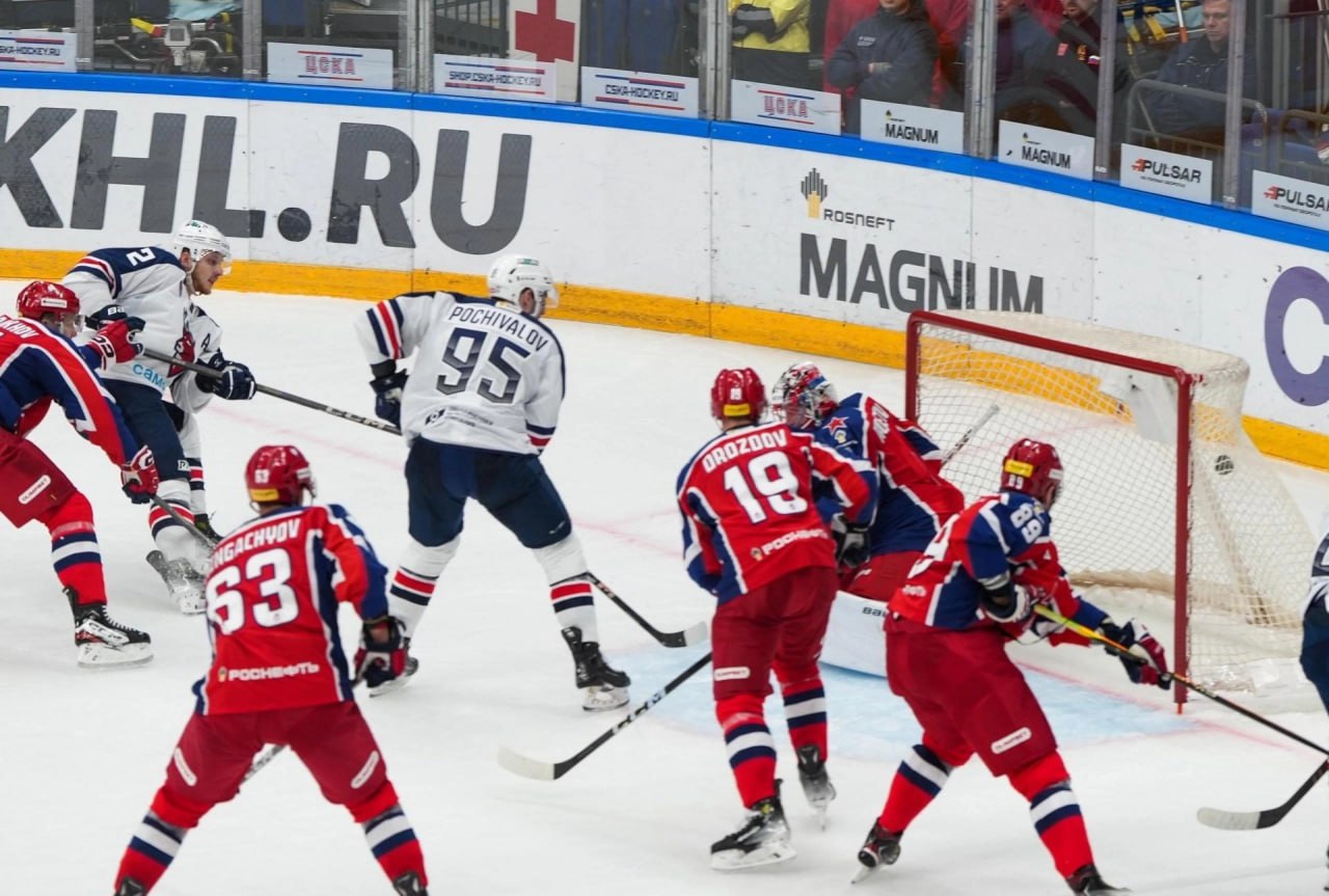 Нижегородский ХК «Торпедо» победил ЦСКА со счетом 4:3 в матче чемпионата КХЛ  Первые два периода закончились со счетом 1:3, но до конца третьего периода нижегородцы смогли сравнять счет, а в овертайме забрать последнюю шайбу.  Мега-крутой камбэк сделали наши парни, эмоции до сих пор переполняют от такой победы! Наши парни невероятно сумели вытащить игру! — пишет один из болельщиков.  Болельщики в восторге, а команда, благодаря этой победе, поднялась до 4-й строчки в Западной конференции КХЛ.