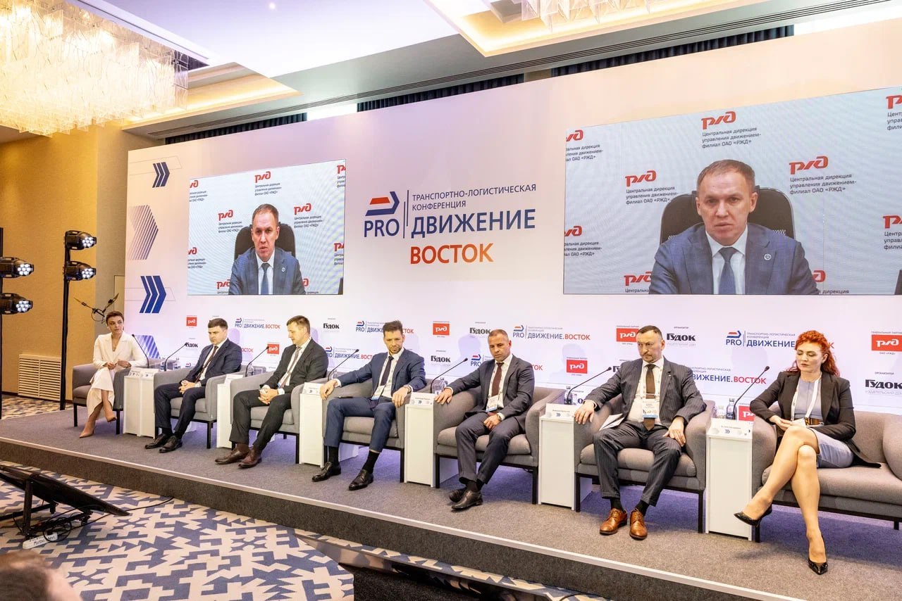 «PRO Движение.Восток» Заместитель генерального директора ОАО «РЖД» — начальник Центральной дирекции управления движением Михаил Глазков рассказал про текущие вызовы, с которыми сегодня сталкиваются участники отрасли и клиенты холдинга. «В мае преодолели психологический рубеж, когда на сети ОАО «РЖД» парк вагонов превысил 1 млн 400 тыс. вагонов, что не может не отражаться на эксплуатационной работе и на действиях российских железных дорог», — рассказал он. Михаил Глазков также отметил, что с начала 2025 года сотрудники холдинга столкнулись с проблемой «читерства» с заявками на перевозки грузов «С начала года с этой проблемой мы сталкивались по инфлированным заявкам на западном направлении, в конце апреля и мае проблема обострилась на Восточном полигоне», — подчеркнул он. #PROДвижение_Восток Фото: Алексей Жуланов/ДВЖД