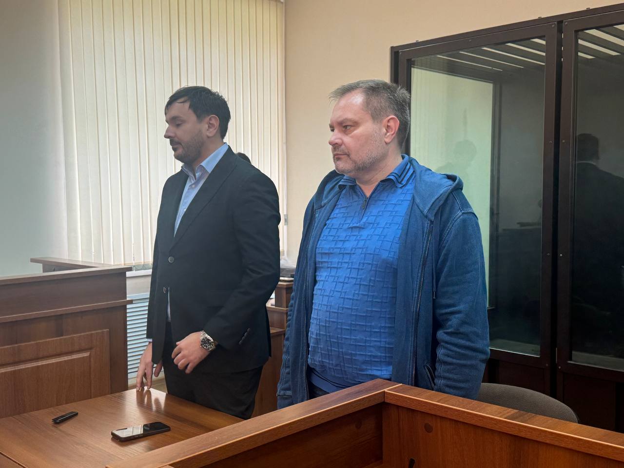 Кировский районный суд Екатеринбурга приговорил экс-главы Дегтярска Вадима Пильникова к 10 годам колонии строгого режима. Также суд конфисковал в доход государства Audi Q6, полученную Пильниковым от его заместителя Андрея Ильина в качестве взятки.