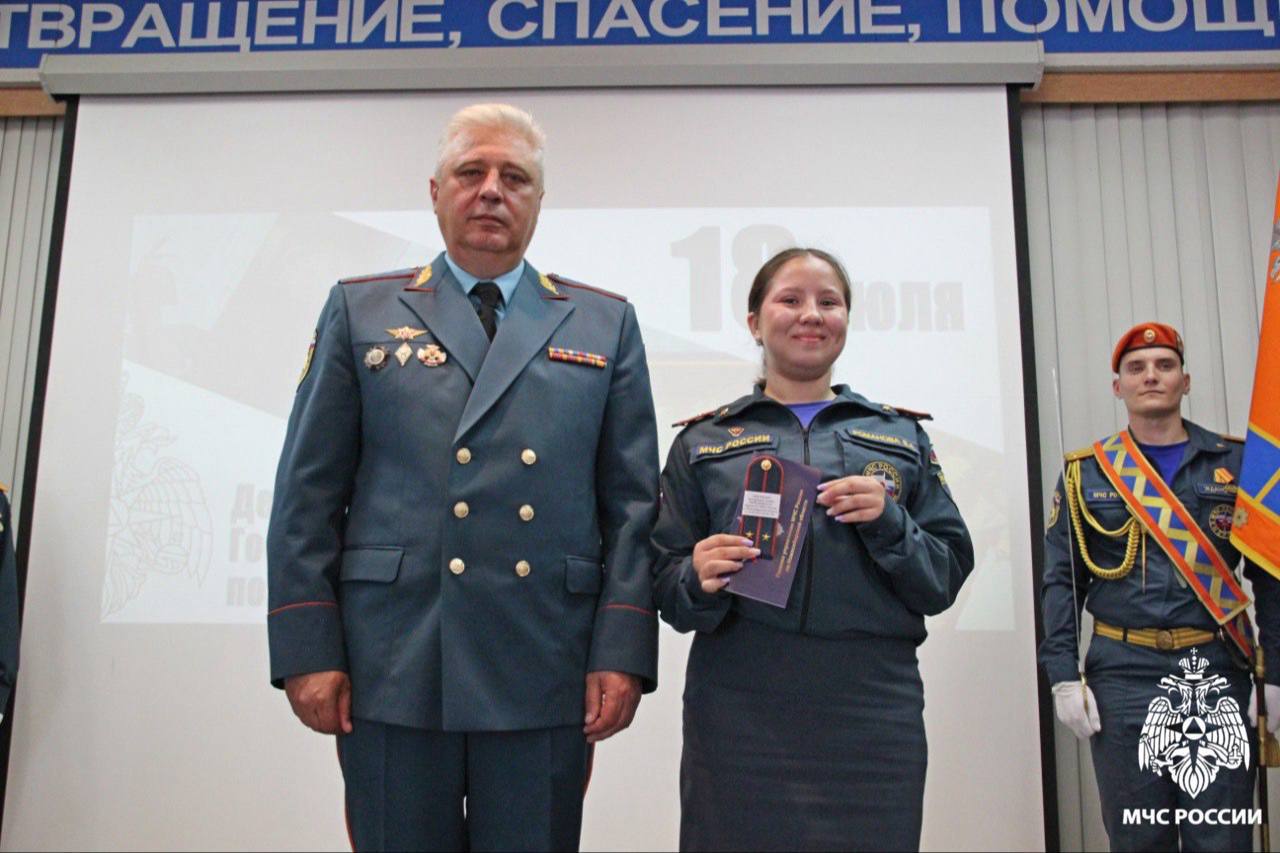В День Госпожнадзора наградили отличившихся в службе инспекторов и дознавателей В актовом зале Главного управления МЧС России по Новосибирской области состоялось торжественное собрание в честь 98-ой годовщины создания органов. В ходе мероприятия наградами и очередными и первыми специальными званиями были отмечены отличившиеся работники Госпожнадзора. «От качества проведения надзорных и профилактических мероприятий непосредственно зависит количество выездов подразделений пожарной охраны на возгорания. Но самое главное - от вашей работы зависит безопасность населения. Я искренне благодарен вам за верность профессии. Желаю твёрдости духа, уверенности в себе и будущем. Спасибо вам за службу!», – обратился к сотрудникам Госпожнадзора начальник Главного управления МЧС России по Новосибирской области генерал-лейтенант внутренней службы Виктор Орлов. Ансамбль «Искорка» подготовил музыкальное поздравление. Композиции были посвящены благородному и бесстрашному труду спасателей и пожарных.