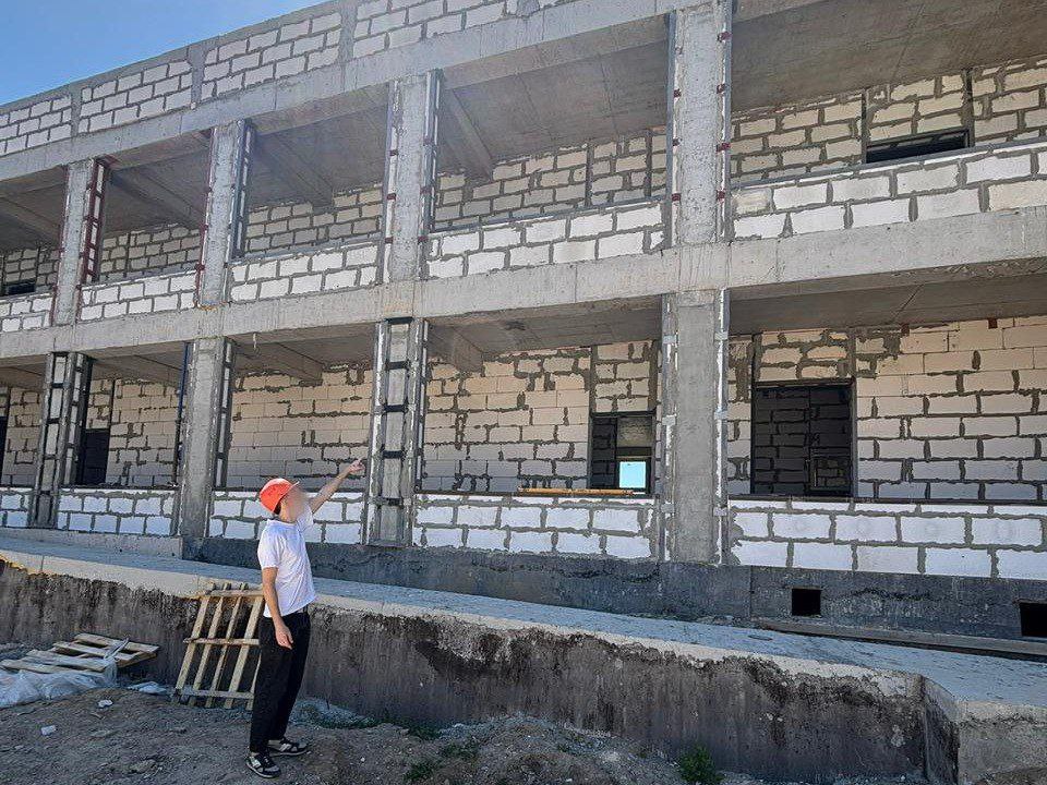 В Крыму будут судить сотрудника строительной компании, допустившего травмирование рабочего В Красноперекопском районе в декабре 2024 года ответственный за охрану труда допустил на строительный объект рабочего, не проверив его знания техники безопасности и не обеспечив средствами защиты, сообщили в Следкоме Крыма и Севастополя. В результате неосторожных действий работник упал с высоты второго этажа и получил травмы. Его доставили в больницу. Начальнику участка организации предъявили обвинение в нарушении правил безопасности, что привело к тяжкому вреду здоровью работника. Фото: ГСУ СК России по Крыму и Севастополю Крым 24