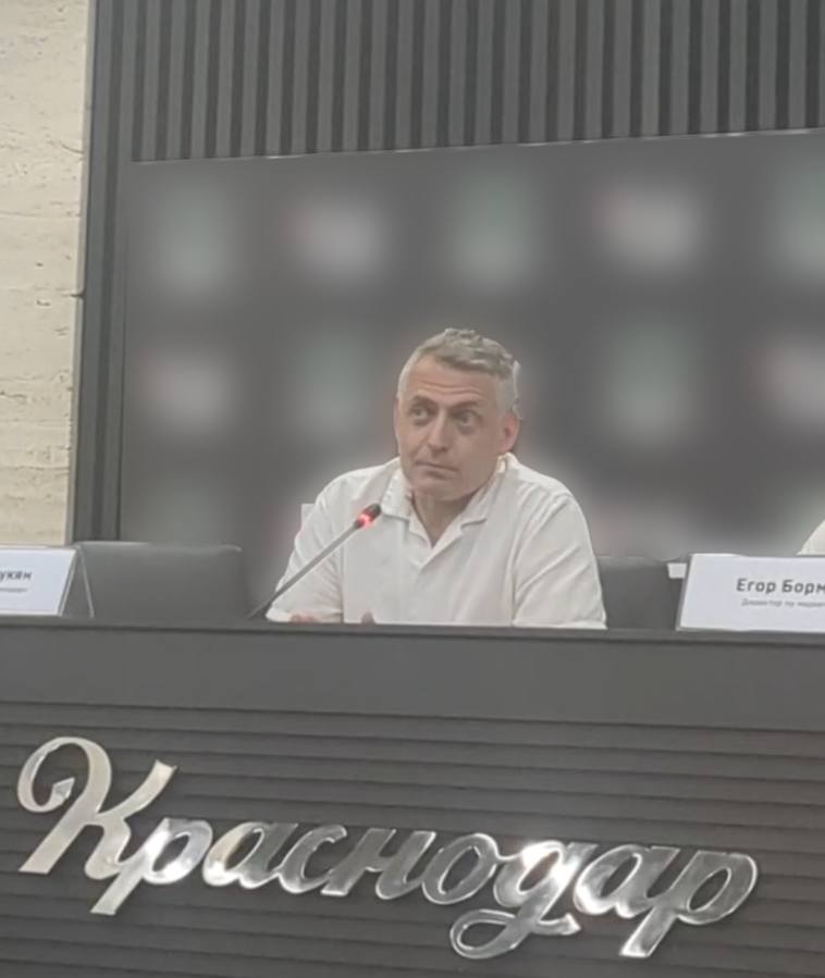 Стадион «Краснодар» станет ещё быстрее — в прямом смысле  Футбольный клуб «Краснодар» и один из крупнейших мобильных операторов России заключили стратегическое партнёрство. Главная цель — сделать парк и стадион ещё комфортнее для гостей.  Что планируют:  — установить мощное indoor-покрытие внутри стадиона, чтобы интернет работал даже при полной арене;  — модернизировать связь в районе парка — трафик растёт, и оператор под него подстроится;  — начать продавать клубный мерч в салонах связи.  Новый уровень сервиса — теперь и на стадионе, и за его пределами.