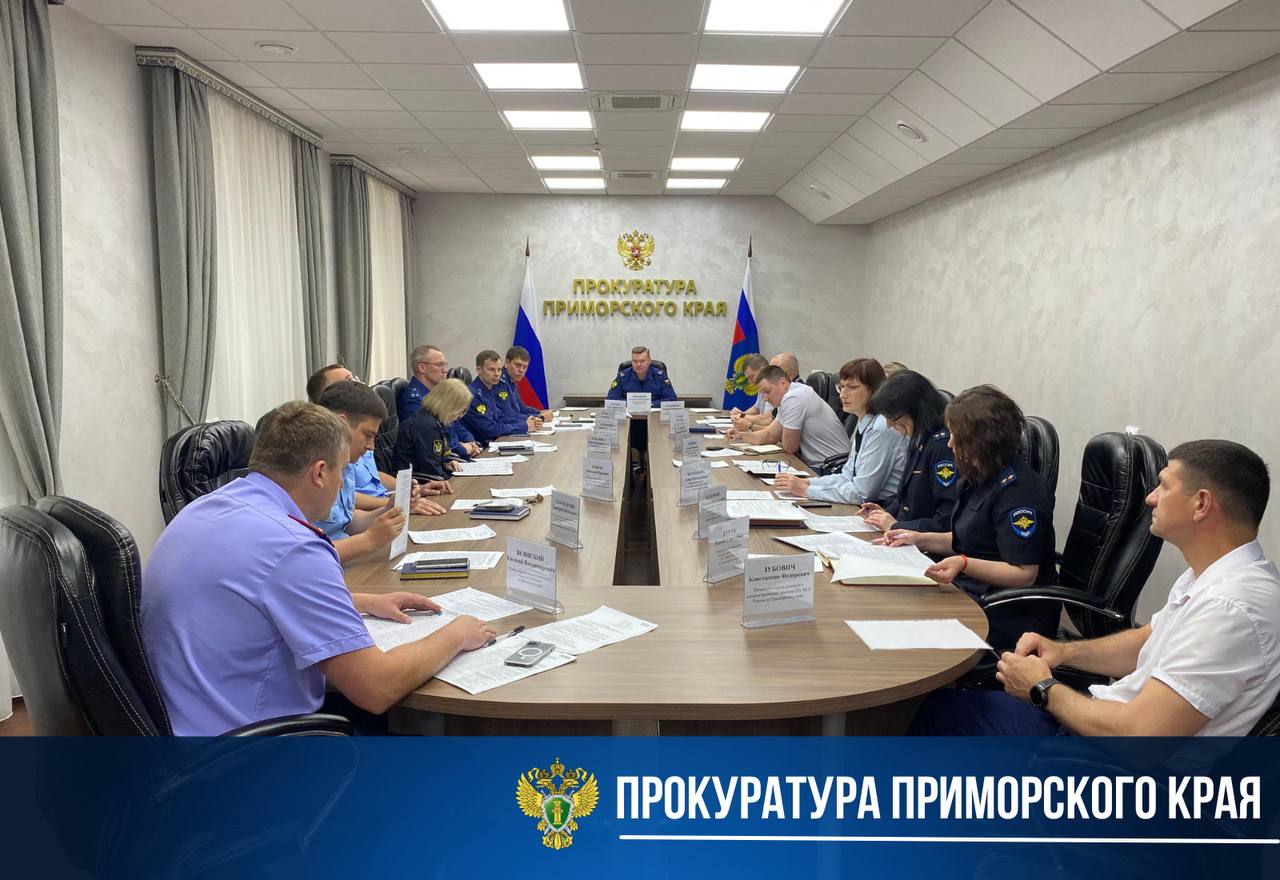 Сегодня под председательством заместителя прокурора края Степана Тюкавкина состоялись заседания межведомственных рабочих групп. В них приняли участие представители региональных подразделений СКР, МВД, ФСИН, ФСБ, ФССП, администрации города и других органов. На совещаниях обсуждены вопросы защиты конституционных прав граждан в уголовном судопроизводстве, профилактика повторной преступности, а также противодействие преступлениям в сфере незаконного оборота наркотиков. Степан Тюкавкин указал участникам совещаний на необходимость неукоснительного соблюдения разумных сроков уголовного судопроизводства и активизации внутриведомственного контроля за качеством расследования уголовных дел. В ходе обсуждения вопросов предупреждения и профилактики преступности в сфере безопасности дорожного движения Степан Тюкавкин поручил занимать принципиальную и последовательную позицию по конфискации автомобилей, используемых при повторном их управлении в состоянии опьянения. Заместитель прокурора края дал конкретные поручения по каждому из обсуждаемых направлений работы, определил перечень мероприятий, подлежащих исполнению участниками совещаний, реализацию которых поставил на личный контроль.
