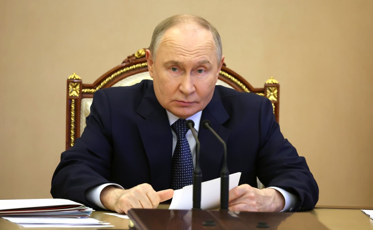 Владимир Путин поздравил работников и ветеранов судостроительной отрасли с профессиональным праздником. «Особый приоритет – наращивание группировки универсальных атомных ледоколов, судов ледового класса, необходимых для круглогодичной навигации по Трансарктическому транспортному коридору и Северному морскому пути. Рассчитываю, что весомый вклад в эту большую, системную работу внесёт Объединённая судостроительная корпорация, другие наши компании и предприятия», - сказал президент. Царьград.ТВ — Не боимся говорить правду Подпишись