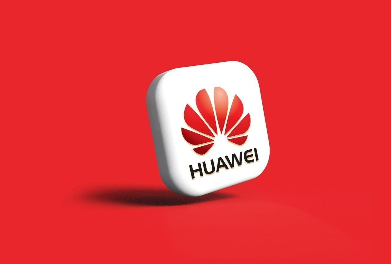 Глава Huawei признал, что чипы компании отстают от американских на одно поколение Чипы Huawei отстают от американских на одно поколение, заявил гендиректор компании Жэнь Чжэнфэй, которого цитирует CNBC. При этом он подчеркнул, что китайская компания находит обходные пути. По его словам, Huawei сейчас ищет способы повысить производительность с помощью таких методов, как кластерные вычисления.Ищите прорывные идеи на рынке? Прямой доступ к редким активам и перспективным проектам только для клиентов “Финама”.“Производитель микросхем ежегодно инвестирует 180 млрд юаней 25,07 млрд долларов в исследования и видит перспективу в составных чипах - чипах, изготовленных из нескольких элементов, - сказал Жэнь, добавив, что “нет необходимости беспокоиться о проблеме с чипами” из-за экспортного контроля США.unsplash.com