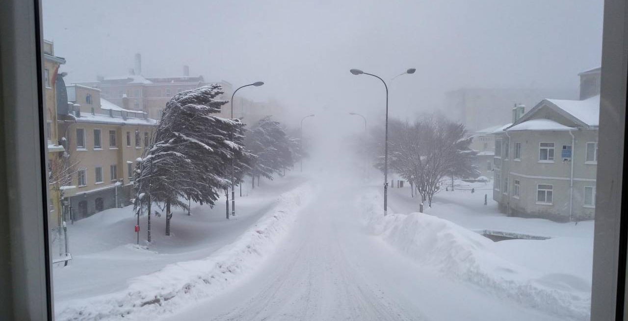 На Камчатку надвигается циклон с сильным ветром и снегом Спасатели предупреждают о резком ухудшении погоды в ближайшие двое суток Жителям края рекомендуют соблюдать повышенную осторожность Нажмите для подробностей   kam24 ru news main 20251215 123733 html utm source telegram utm medium messenger