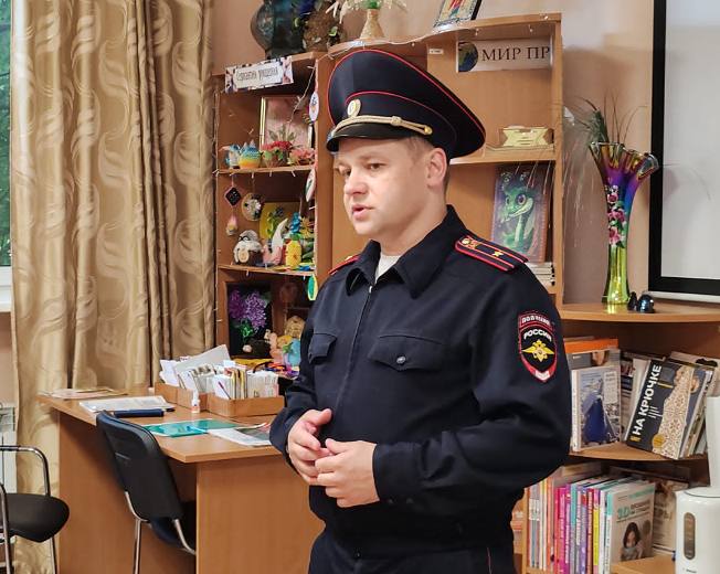 Полицейские Среднеканского округа Колымы рассказали пенсионерам, как защититься от действий кибермошенников Несмотря на неоднократные предупреждения полицейских, почти ежедневно колымчане верят аферистам. Чтобы ввести человека в заблуждение и похитить деньги, злоумышленники представляются работниками «энергосбыта», портала Госуслуг, сотрудниками правоохранительных органов и других ведомств. Особенно уязвимы, доверчивы и легко поддаются на манипуляции мошенников пожилые граждане и дети. В читальном зале центральной районной библиотеки Среднеканской клубной системы состоялась встреча жителей старшего поколения поселка Сеймчан с временно исполняющим обязанности начальника Отделения МВД России «Среднеканское» Сергеем Лупаревым. Майор полиции доступно и подробно рассказал слушателям об основных способах киберпреступлений, способах уберечься от вовлечения в преступные схемы мошенников, а также о возможности подключить самозапрет на кредиты. В завершении мероприятия Сергей Александрович еще раз напомнил, что необходимо быть бдительными, не доверять неизвестным собеседникам, никогда не сообщать код из СМС-сообщений и какие-либо личные данные третьим лицам. Телефон киберпомощи – 122 добавочный 4 . #ОсторожноМошенники