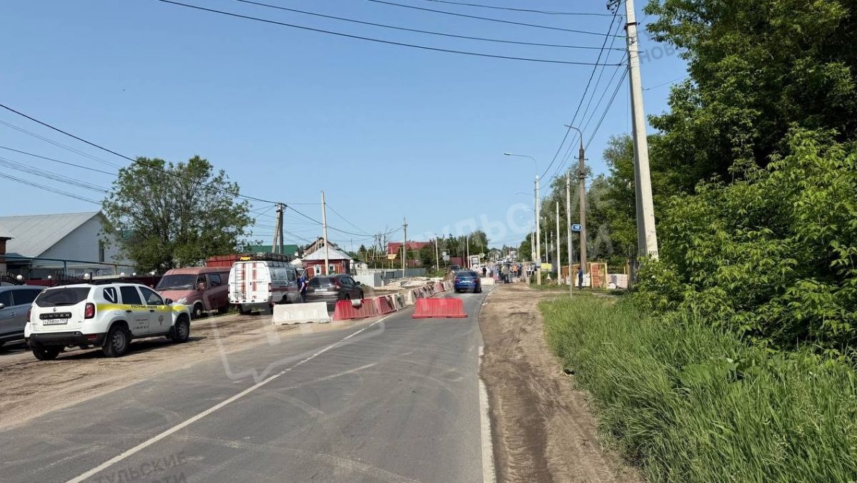 Жители тульского Хрущево встали в пробке из-за огромного провала в покрытии местного моста Утром 5 июня жители села Хрущево под Тулой сообщили о большом провале в покрытии местного моста - корреспондент «Тульских новостей» сообщает о возникшем заторе в движении. ↗ Прислать новость Подписаться