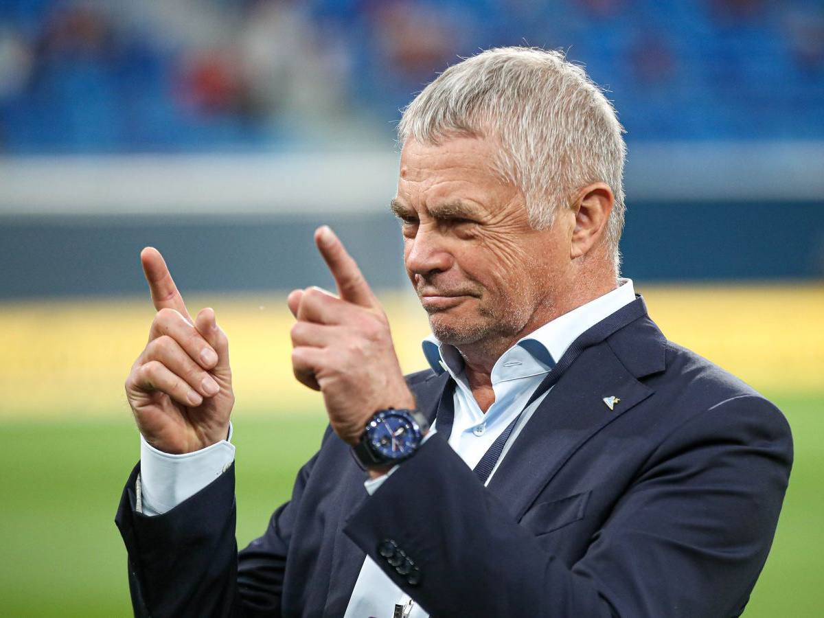 70 летний Александр Медведев может стать вторым самым возрастным полевым игроком в истории футбола выходившим на поле в официальном матче В новом выпуске Стола на канале Это медиафутбол бро Виталий Панов сообщил что председатель правления ФК Зенит готов сыграть за Амкал в Кубке России Сейчас самым возрастным полевым игроком в истории футбола является египтянин Эззельдин Бахадер В 2020 году в возрасте 74 лет он сыграл в матче третьего дивизиона Египта где смог даже отличиться match media