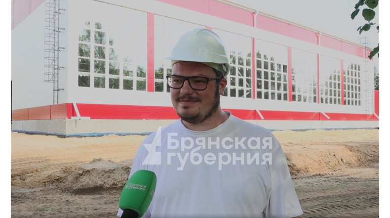 Спорткомплекс с бассейном в Унече строители сдадут в эксплуатацию к концу лета По словам представителя компании-подрядчика, прораба Евгения Ковалева, сейчас на объекте трудятся восемь бригад, которые заняты прокладкой коммуникаций, внутренней отделкой помещений, благоустройством территории. ƃℾ подписаться прислать новость