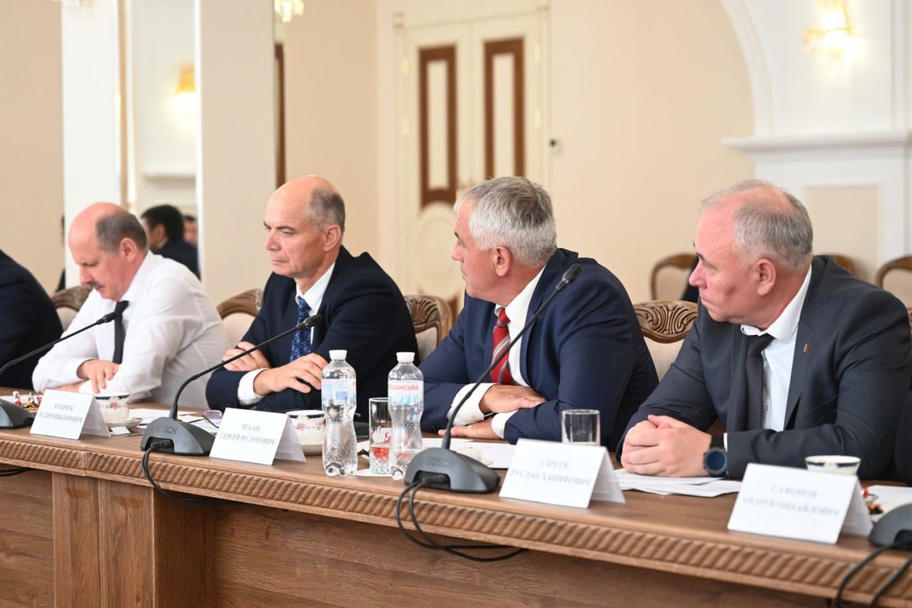 Президент Вадим Красносельский провел совещание по вопросам экономики. Участвовали представители Правительства и Верховного Совета. Главное: Экономическая ситуация остается очень сложной. Главная задача сегодня – сохранение рабочих мест и трудовых коллективов, подчеркнул Президент. Прогнозировать доходы госбюджета проблематично, надо уменьшать расходы. Нужно определиться, какие траты можно отложить, а какие нет.