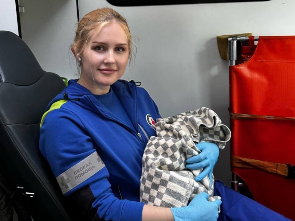 Лобненские фельдшеры приняли ребенка на заднем сиденье в такси Помощь роженице оказала бригада скорой помощи Лобненской подстанции фельдшер Ирина Баширова и медбрат Игорь Спирин Они специально приехали на вызов Медики помогли появиться на свет малышу на заднем сиденье автомобиля а затем доставили мать с ребенком в долгопрудненский роддом Врачи подтвердили что ребенок полностью здоров Для женщины это была вторая беременность Роды оказались настолько стремительными что до роддома она не успела доехать