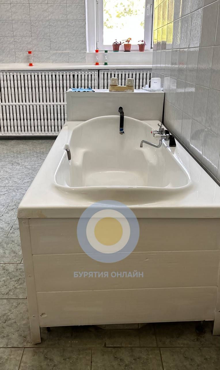 Аршан перезагружают курорт на 1 5 млрд и без сезонных каникул В Бурятии запускают реновацию курорта Аршан и это не косметика а полноценный апгрейд В парковой зоне появится всесезонный комплекс 4 этажный отель на 10 тыс квадратов и 20 коттеджей рассчитанных на разный формат отдыха от уикенд вдвоём до семейных заездов Самое интересное курорт перестаёт быть летним В проекте СПА и медицинский центр Аршан без этого как Байкал без воды бани с подогреваемыми чанами бассейн спортплощадки ресторан и многофункциональный зал Инвестиции 1 5 млрд рублей старт приёма гостей 2029 год 133 рабочих места Комплекс сможет одновременно принимать около 240 человек Факт без иллюзий конкуренция за туриста жёсткая И если Аршан хочет не музей советского санатория а живой курорт это ровно тот шаг который нужен Канал Макс