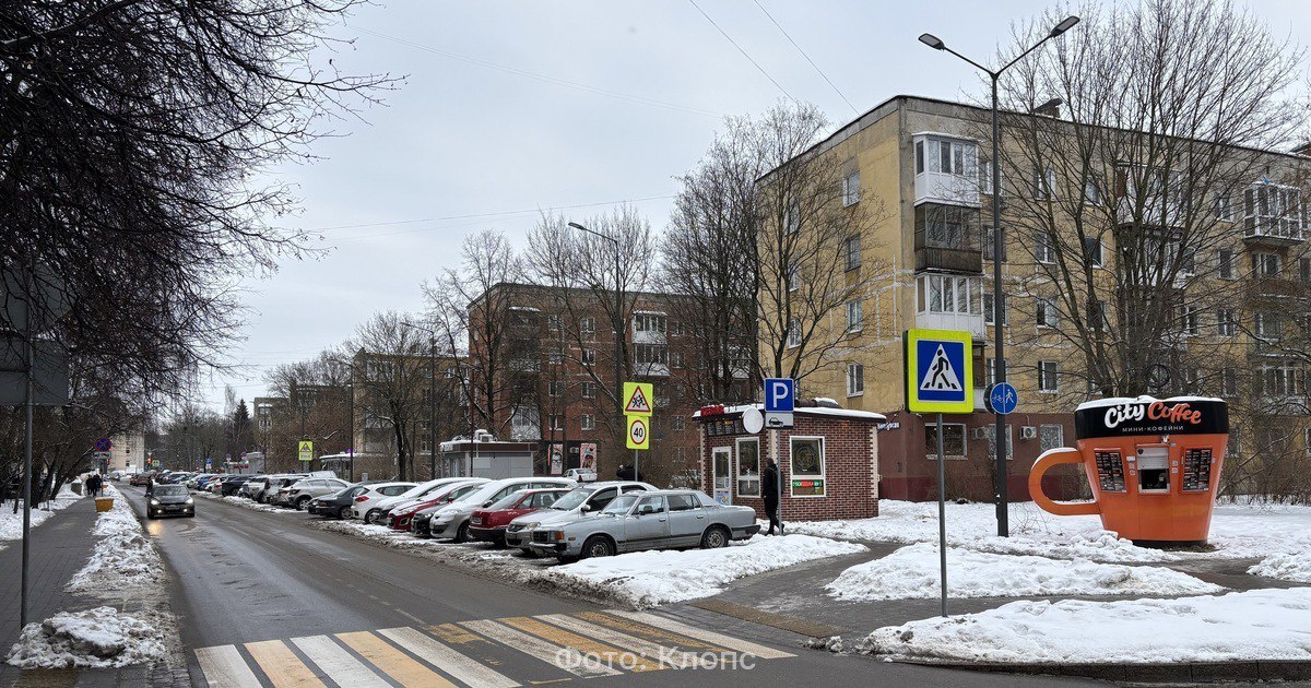 В калининградской пятиэтажке нашли тела двух молодых мужчин третьего увезли в больницу В Калининграде двое молодых мужчин скончались предположительно отравившись наркотиками Их приятель попал в больницу Об этом Клопс сообщили источники в региональном СКР прокомментировали ситуацию Все трое арендовали квартиру в пятиэтажке на улице Соммера 28 января им не смогла дозвониться риелтор которая хотела уточнить когда клиенты собираются съехать Она приехала по адресу открыла дверь и увидела двоих квартирантов без признаков жизни Третий был жив но в неадекватном состоянии Женщина сразу вызвала полицию и скорую помощь Подробности читайте на сайте