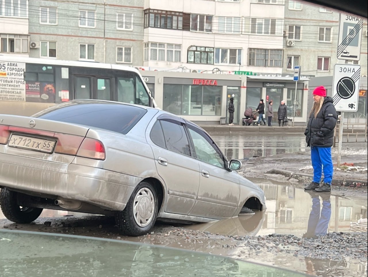 В Омске очередной автомобиль провалился в дорожную яму.  Это произошло на улице 70 лет Октября, на выезде с парковки ТЦ «Sun City». Машина оказалась в огромной яме с водой, угодив передними колесами под землю.  Местные жители неоднократно жаловались на подобное, но проблема остается. Водителям советуют быть осторожнее на этом участке   хотя, конечно, в голове напрашивается более радикальный совет — например, начать ремонт дорог     Подписаться    Прислать новость