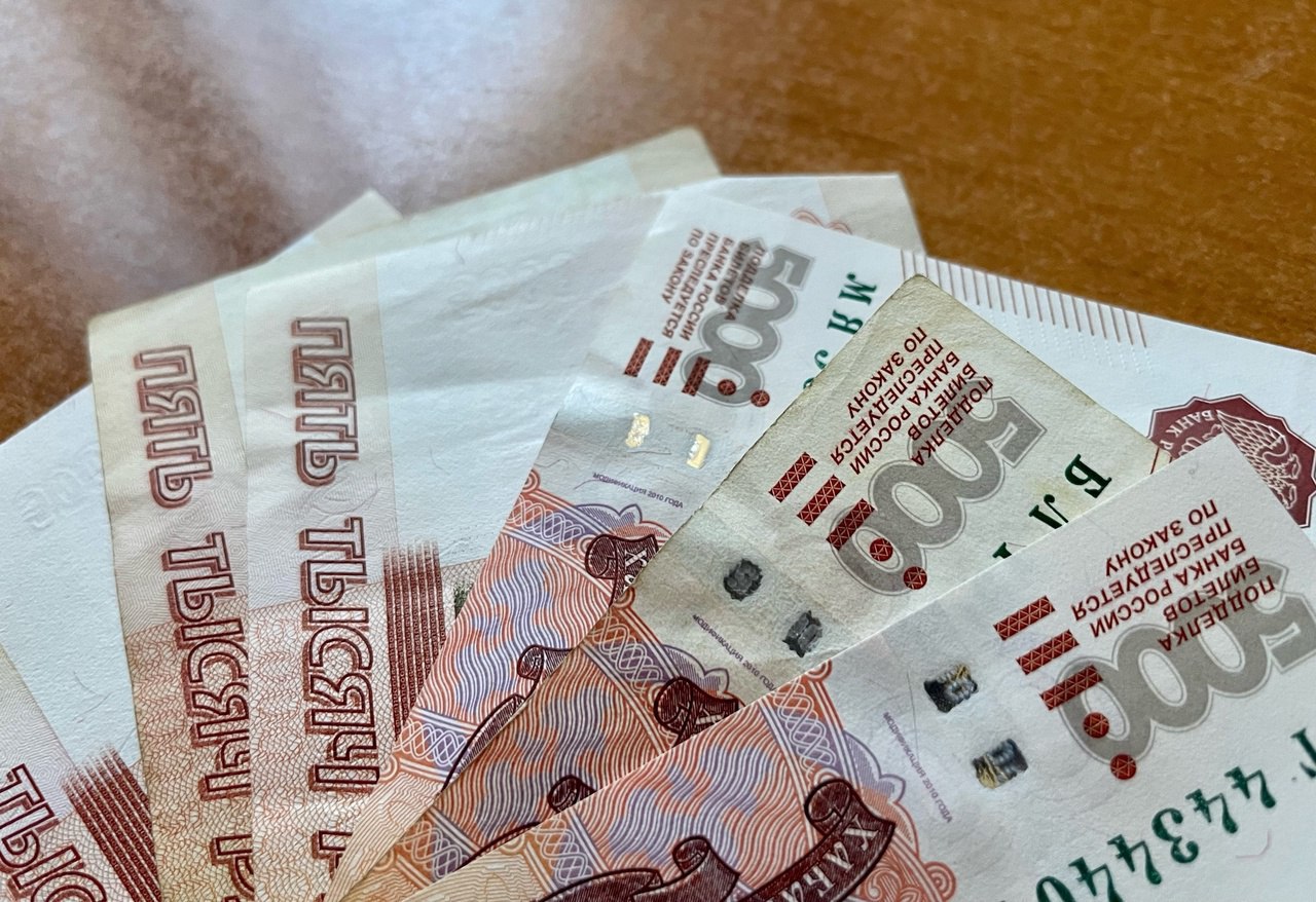 Упавшей в люк жительнице Курской области выплатили 421 тысячу рублей по решению суда Жительница Октябрьского района получила компенсацию после несчастного случая возле стадиона в Курчатове В темное время суток женщина провалилась в открытый люк водопроводного колодца Рядом не было освещения и ограждения поэтому опасное место оказалось незаметным Крики пострадавшей услышал находившийся рядом мужчина Он помог женщине выбраться и доставил ее в больницу Врачи диагностировали сложный перелом ноги потребовались операция и длительное лечение Несколько месяцев курянка провела на больничном После этого женщина обратилась в суд и потребовала взыскать компенсацию морального вреда утраченный заработок и материальный ущерб Суд установил что ответственность за данный люк несет одно из учреждений культуры Курчатова и обязал его выплатить пострадавшей общую сумму 421 тысячу рублей Исполнительное производство возбудили судебные приставы Курчатовского района В УФССП по Курской области сообщили что после ареста счетов должник перечислил 421 тысячу рублей на депозитный счет приставов откуда средства были направлены взыскателю Курская Telega Прислать новость