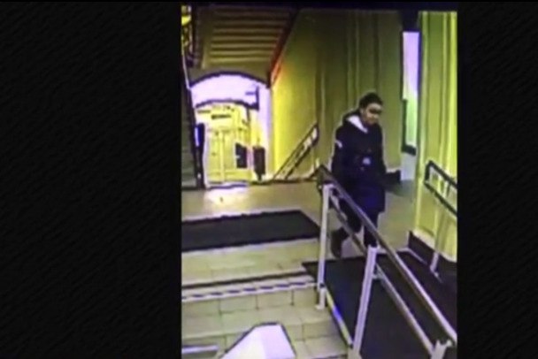В Петербурге найден ребенок, таинственно пропавший 9 лет назад. А с ним - двое уже его детей По информации 47news, 4 июня полицейские Петербурга пришли в квартиру дома города Сестрорецка, где застали 24-летнюю Викторию Конецкую, находящуюся в розыске уже почти 9 лет. 25 декабря 2016-го она ушла из Ленинградской областной детской клинической больницы в Петербурге и больше никогда не выходила на связь. Поисками занимались полицейские, волонтеры отряда "Лиза Алерт". В СК Петербурга было возбуждено уголовное дело об убийстве. Информацию распространяли в том числе через популярную программу "Жди меня". Сама она родом из поселка Шугозеро в Тихвинском районе Ленобласти, с семи лет жила с бабушкой. По информации нашего издания, на данный момент полицией уже установлено, что после побега Виктория около года провела у подруги во Всеволожске, затем познакомилась с мужчиной и до сих пор живет у него в Сестрорецке. Главное же - за это время она родила двоих детей, не обращаясь ни к медикам, ни в роддом, а после их рождения не зарегистрировала их в ЗАГСе. Подробности читайте в ближайшее время 47news. скриншот с камер видеонаблюдения