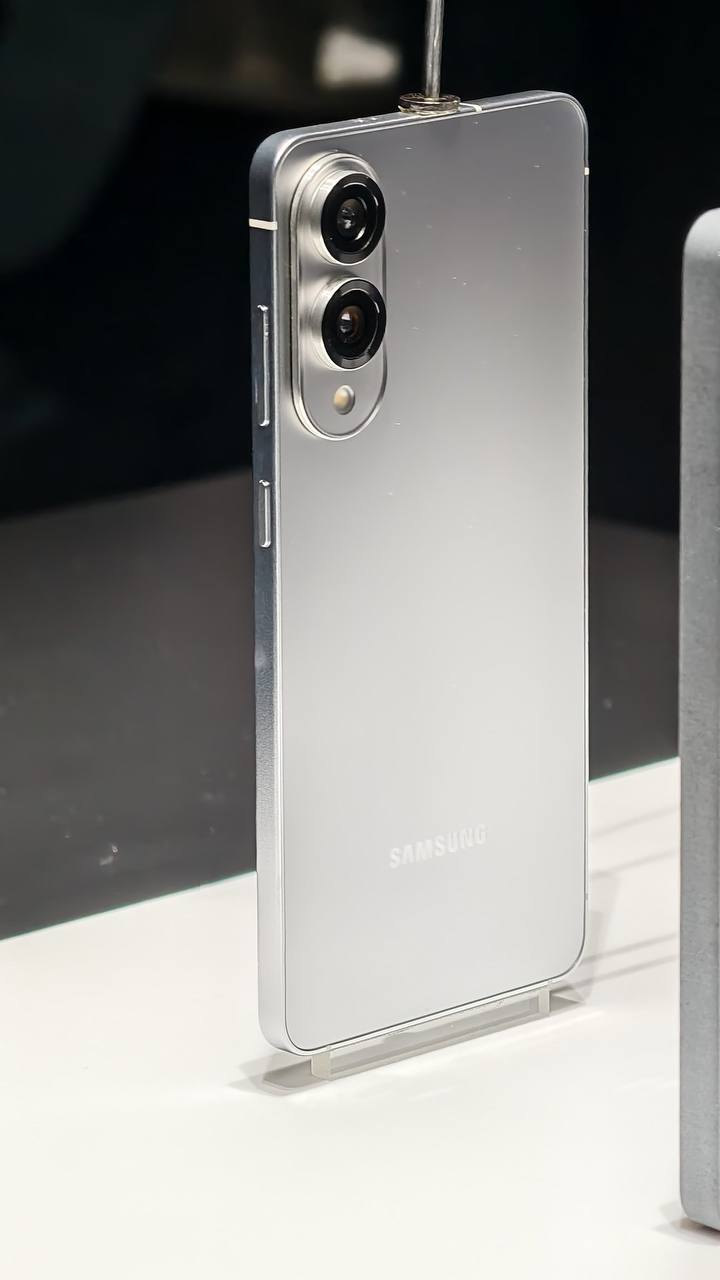 One more thing: Samsung показала Galaxy S25 Edge  Модель, которая, по слухам, должна была стать Galaxy S25 Slim, получила давно забытую приписку Edge. Ранее Samsung так обозначала особые модели с упором на дизайн.   S25 Edge, как и предполагалось ранее, станет самой тонкой моделью в серии S25  неофициально — около 6,4 мм в толщину .  Пока Samsung не раскрыла никаких подробностей, но показала короткий тизер и раскрыла официальное название. После презентации S25 блогеры и журналисты могли ознакомиться только с макетами устройства.  Ожидается, что модель поступит в продажу в мае и составит конкуренцию грядущему iPhone 17 Air, который представят осенью.   S25 Edge, если верить слухам, будет продаваться только в 39 странах.