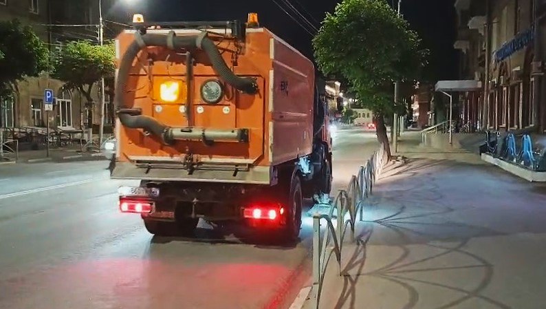 В ночь на 26 мая в Рязани выполнялась уборка дорог и мытье тротуаров. Подбор и вывоз грунтовых наносов осуществлялся в проезде Гоголя. Тротуары мыли на улицах Полонского, Ленина, Радищева, Лево-Лыбедская. Днем запланированы работы по сбору случайного мусора, очистке урн, выкашиванию газонов, подметанию дорог и тротуаров. Подрядчики ремонтируют дороги, силами ДБГ выполняется ямочный ремонт. Участок наружного освещения обслуживают сотрудники городских сетей.