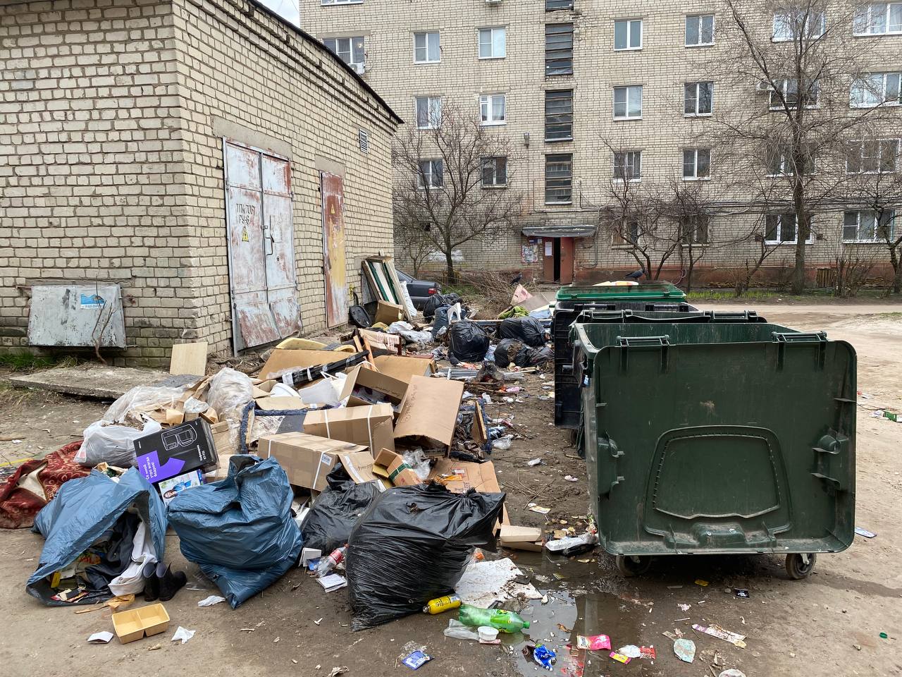 В Курске устанавливают камеры для борьбы с несанкционированными свалками Александр Хинштейн лично взял под контроль ситуацию с несанкционированной выгрузкой мусора в областном центре. Сейчас в городе 53 проблемные контейнерные площадки, 15 из них — самые сложные. Основная причина нарушений — строительный мусор. Полулегальные организации вывозят отходы не на специализированные полигоны, а в обычные ТКО-зоны. Из-за этого куряне не могут пользоваться контейнерами, а свалки растут и «расползаются» по дворам. За 2024 год зафиксировано 53 нарушения, за 2025 год — уже 45. За такие действия предусмотрены штрафы от 15 до 100 тысяч рублей, а при повторных нарушениях — в двойном размере. Что делается уже сейчас: — На 10 площадках установлены камеры с видеоаналитикой, ещё на 7 идёт установка. — Видеонаблюдение интегрируют в систему «Безопасный город». — Министерство природных ресурсов взяло ситуацию под контроль. — Планируется охватить камерами все 53 проблемные точки. - Вижу, что вопрос напряжённый. Люди справедливо жалуются. Коль проблема достигла такого уровня, будем в ручном режиме отстраивать механизм реагирования. Вопрос буду держать на контроле, — отметил врио губернатора. фото из архива