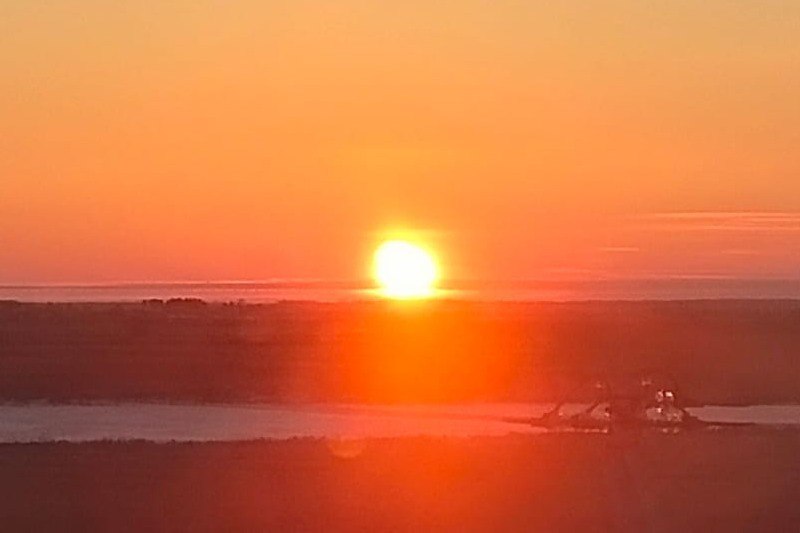 Магнитная буря среднего уровня G2 началась на Земле в ночь на 4 декабря Вспышки на солнце продлятся до выходных  Как сообщает телеграм канал ПУЛ N3 бурю вызвали сразу несколько факторов большая корональная дыра в центральной части солнечного диска и выброс плазмы после мощной вспышки X уровня произошедшей 1 декабря Причиной бури является воздействие на Землю устойчивой корональной дыры существующей на Солнце не менее трех месяцев и ранее уже несколько раз проходившей мимо планеты из за вращения Солнца вокруг своей оси с периодом 27 суток Геомагнитная обстановка как ранее уже отмечалось прогнозируется нестабильной в течение следующих 1 2 суток Возможность роста бури до более высокого уровня G3 оценивается как незначительная а до уровня G4 и выше как близкая к нулю уточнили в лаборатории солнечной астрономии ИКИ РАН Отмечается что корональная дыра имеет значительную ширину Полная стабилизация геомагнитной обстановки произойдет вероятно только на выходных В этот период у метеозависимых и страдающих от патологий сердечно сосудистой системы людей может наблюдаться ухудшение самочувствия Рекомендуется пить больше воды ограничить употребление алкоголя и соли высыпаться и не перенагружать организм