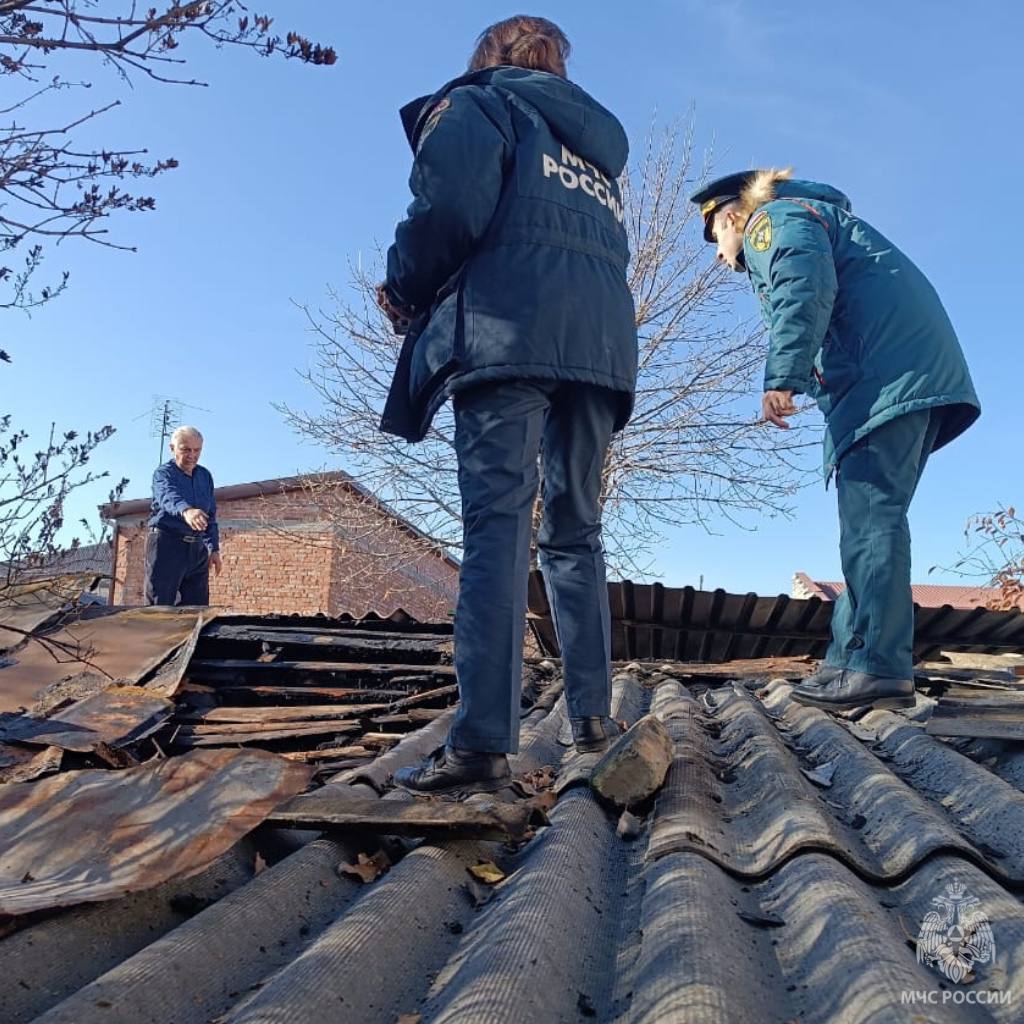 Поджог!  Дознаватели МЧС России установили причину пожара, произошедшего накануне в хозяйственной постройке на улице Беслановская во Владикавказе.   «Эксперты испытательной пожарной лаборатории установили, что зона возгорания находилась в углу постройки. Источников воспламенения, таких как неисправная электропроводка или грозовое оборудование, здесь не было по определению. Таким образом, речь идет о внесении огня из вне. Теперь дело за следственными органами», - пояснили в управлении надзорной деятельности и профилактической работы Главного управления МЧС России по Республике Северная Осетия-Алания.