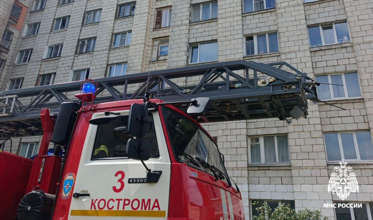 Сотрудники МЧС спасли 4 костромичей на пожаре в общежитии Происшествие случилось сегодня на улице Южной. Возгорание началось в одной из комнат 9-этажки секционного типа. Едкий дым быстро заполнил весь этаж. Из комнат общежития сотрудники МЧС вывели четырех жителей по лестничным маршам. Ещё тринадцать человек, среди которых было трое детей, эвакуировались самостоятельно. Один мужчина получил помощь медиков, но отказался от госпитализации. Менее часа потребовалось огнеборцам, чтобы полностью ликвидировать пожар. В тушении было задействовано 20 сотрудников МЧС на 6 автоцистернах. Как выяснилось, изначально загорелся диван в одной из комнат. Позже дознаватели МЧС России установили, что предполагаемая причина возгорания - неосторожное обращение с огнем при курении.