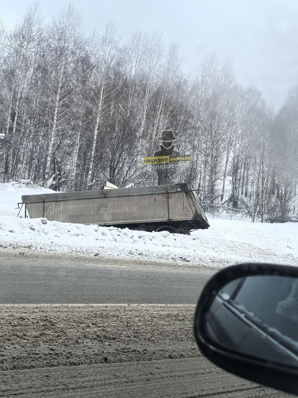 Серьёзная авария произошла на трассе Барнаул-Бийск  Подробности ДТП уточняются. Вероятно, есть пострадавшие. Судя по кадрам, столкнулись большегруз и легковой автомобиль.  фото: Инцидент Барнаул   Подписывайтесь на "Толк"