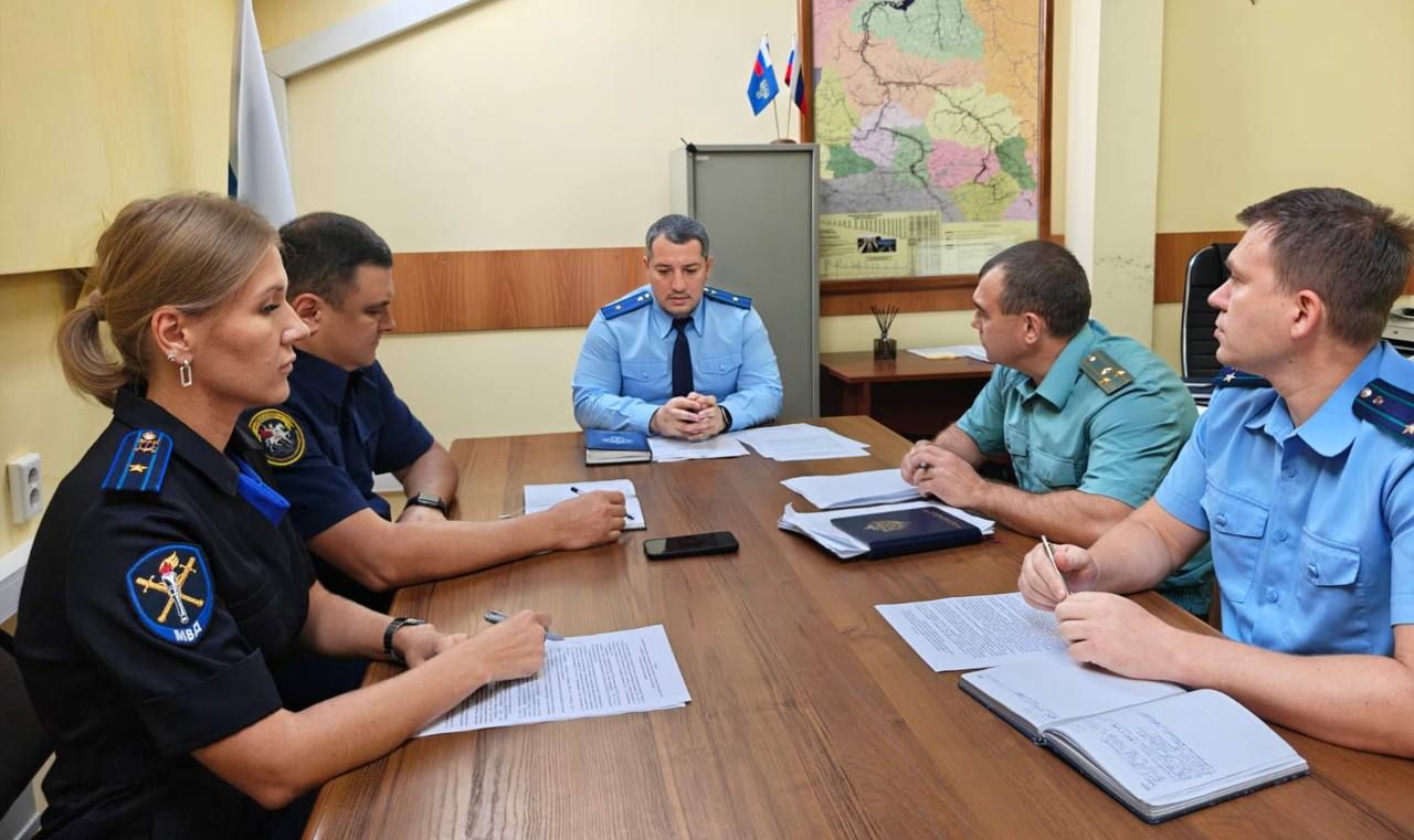 Томский транспортный прокурор Аллахверди Надирович Аббасов провел межведомственное совещание с руководителями правоохранительных органов на транспорте и таможенных органов на котором рассмотрены вопросы состояния преступности и результаты работы по раскрытию и расследованию преступлений В совещании приняли участие руководители и представители Новосибирского следственного отдела на транспорте Восточного межрегионального следственного управления на транспорте Следственного комитета Российской Федерации Кемеровской таможни Томского линейного отдела МВД России Участники мероприятия в ходе встречи затронули темы соблюдения разумного срока уголовного судопроизводства обоснованности избрания меры пресечения эффективности ведомственного контроля и прокурорского надзора По итогам обсуждения приняты решения направленные на обеспечение прав граждан на защиту от преступных посягательств в разумные сроки а также на сокращение сроков проведения процессуальных проверок и расследования уголовных дел ТОМСКАЯОБЛАСТЬ СОВЕЩАНИЕ