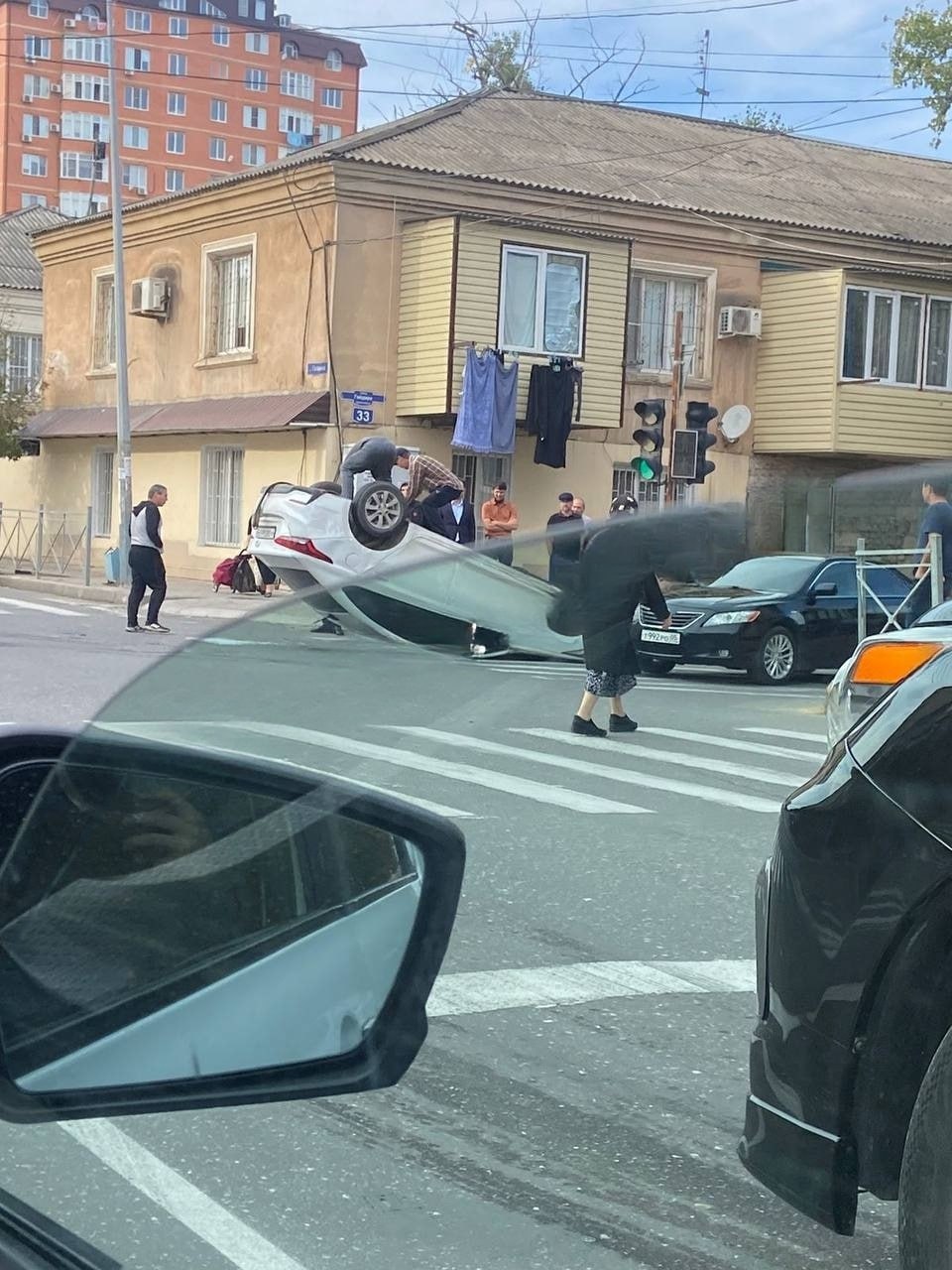 Автомобиль в результате ДТП перевернулся на улице Гагарина в Махачкале