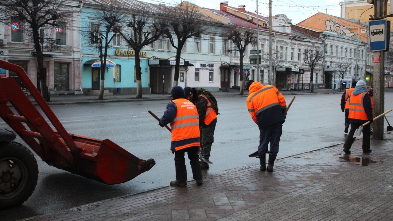 В Рязани продолжаются работы по обработке тротуаров и уборке дорог.  В ночь на 9 января убирали участки улиц Радищева от Право-Лыбедской до Свободы, Свободы от Радищева до Ленина, Полонского от Свободы до Николодворянской, Николодворянская от Ленина до Лево-Лыбедской. Для обработки тротуаров во всех районах города использовался реагент.  Случайный мусор собирали на улицах Халтурина, Спортивной, Новоселов, Горького, Циолковского, Куйбышевское шоссе, Есенина, Грибоедова, Каширина, Семинарской, Павлова, Пожалостина, Народный бульвар, Интернациональной, Княжье поле, Бирюзова, Московское шоссе, Крупкой, Великанова и других.  Днем 9 января бригады мехуборки убирают грунтовые наносы на площади Соборной и Первомайском проспекте. Во всех районах города очищают остановки. Продолжается подметание тротуаров. На дежурстве на случай непогоды находятся 18 комбинированных дорожных машин.  Уборка города продолжится ночью.