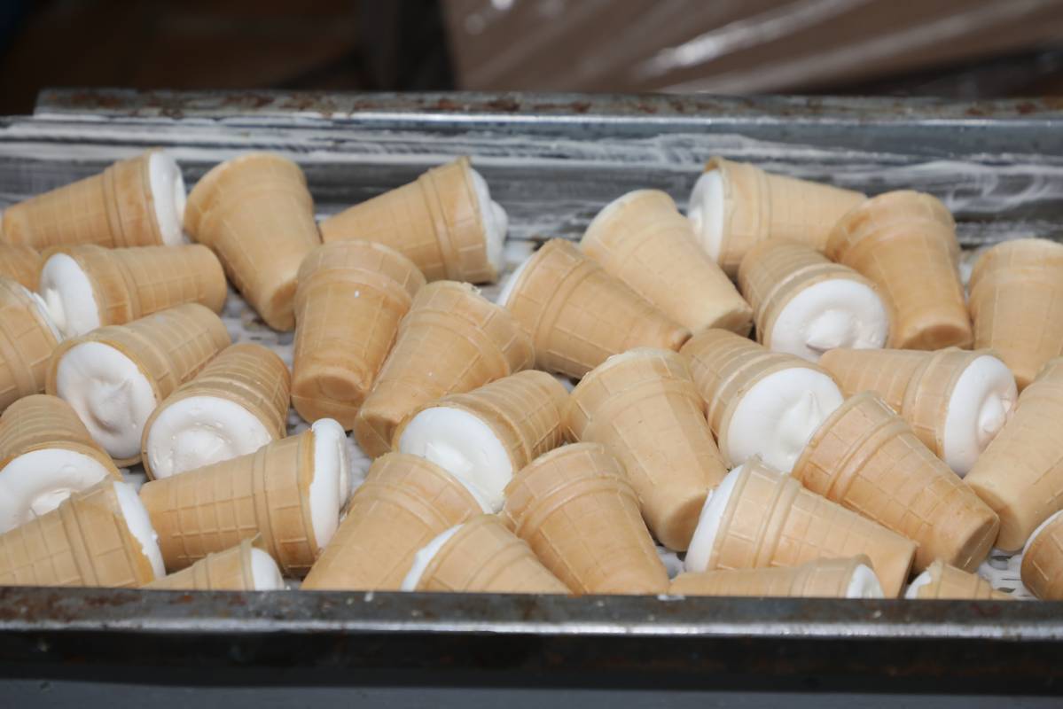 Экспорт вологодского мороженого в 2025 году вырос в 4 раза Объем экспортированного мороженого из Вологодской области в 2025 г составил около 800 т что в 4 раза больше по сравнению с 2024 г Об этом сообщила пресс служба правительства региона  Продукция поставлялась в шесть стран ближнего и дальнего зарубежья в Монголию Сенегал Беларусь Китай Израиль и в Казахстан Поставки осуществлялись по региональному проекту Экспорт продукции агропромышленного комплекса  Ежегодно в Вологодской области производят более 30 000 т мороженого Продукция поставляется в 36 регионов России наибольшие объемы в Москву и Московскую область 31 1 Правительство Вологодской области Telegram Max